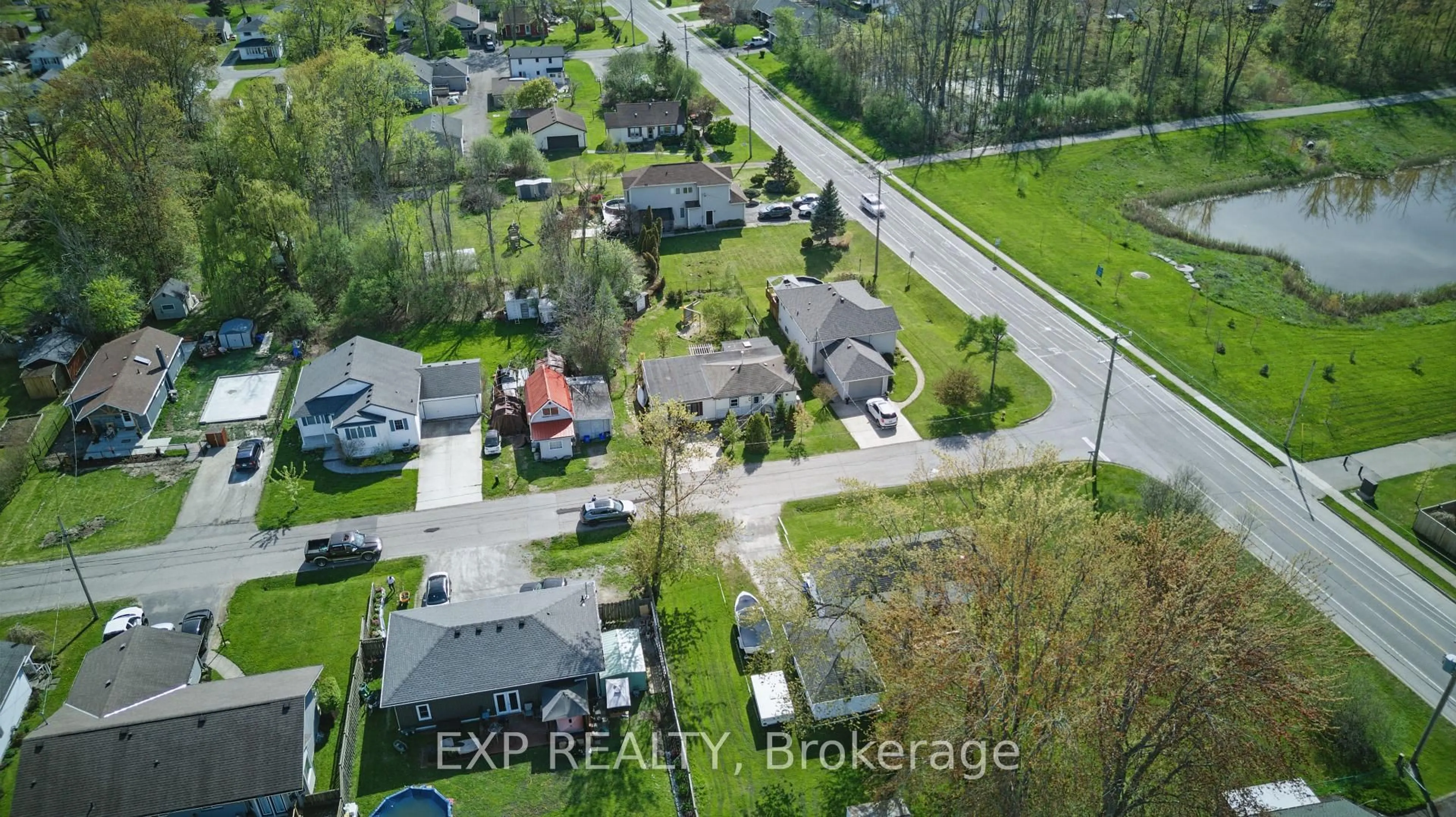 A pic from outside/outdoor area/front of a property/back of a property/a pic from drone, street for 99 Joseph St, Fort Erie Ontario L2A 5J6