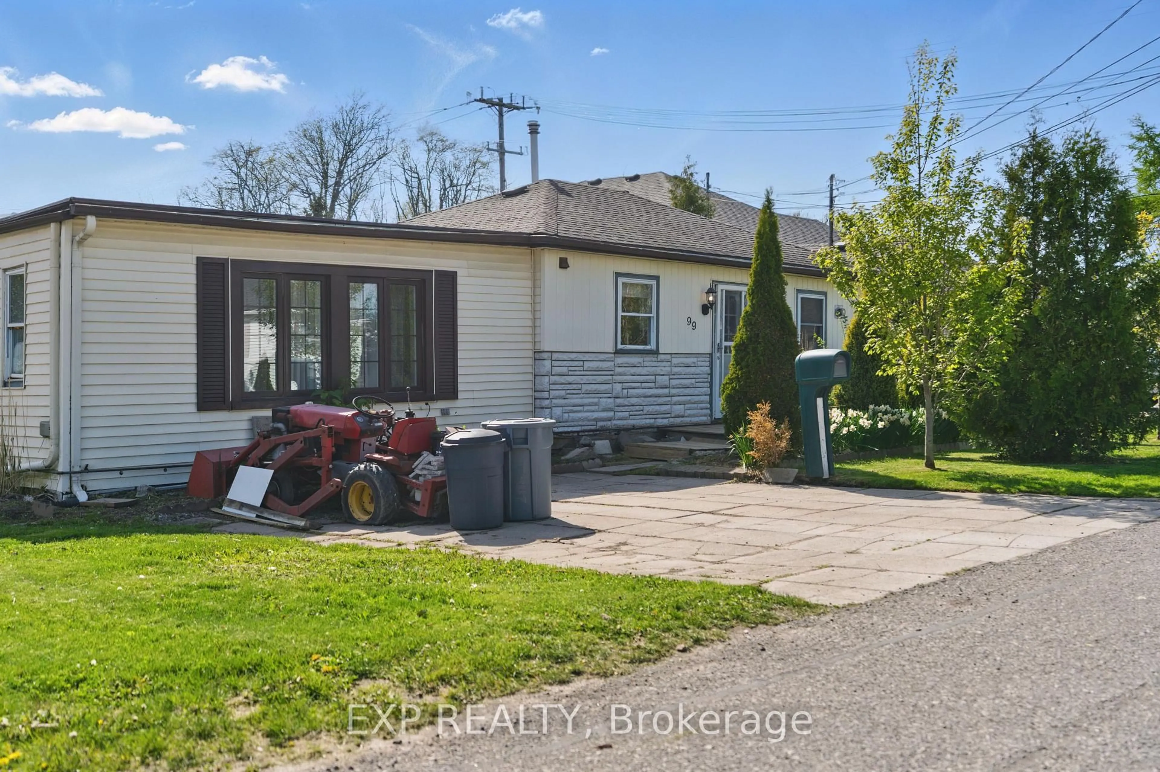A pic from outside/outdoor area/front of a property/back of a property/a pic from drone, street for 99 Joseph St, Fort Erie Ontario L2A 5J6