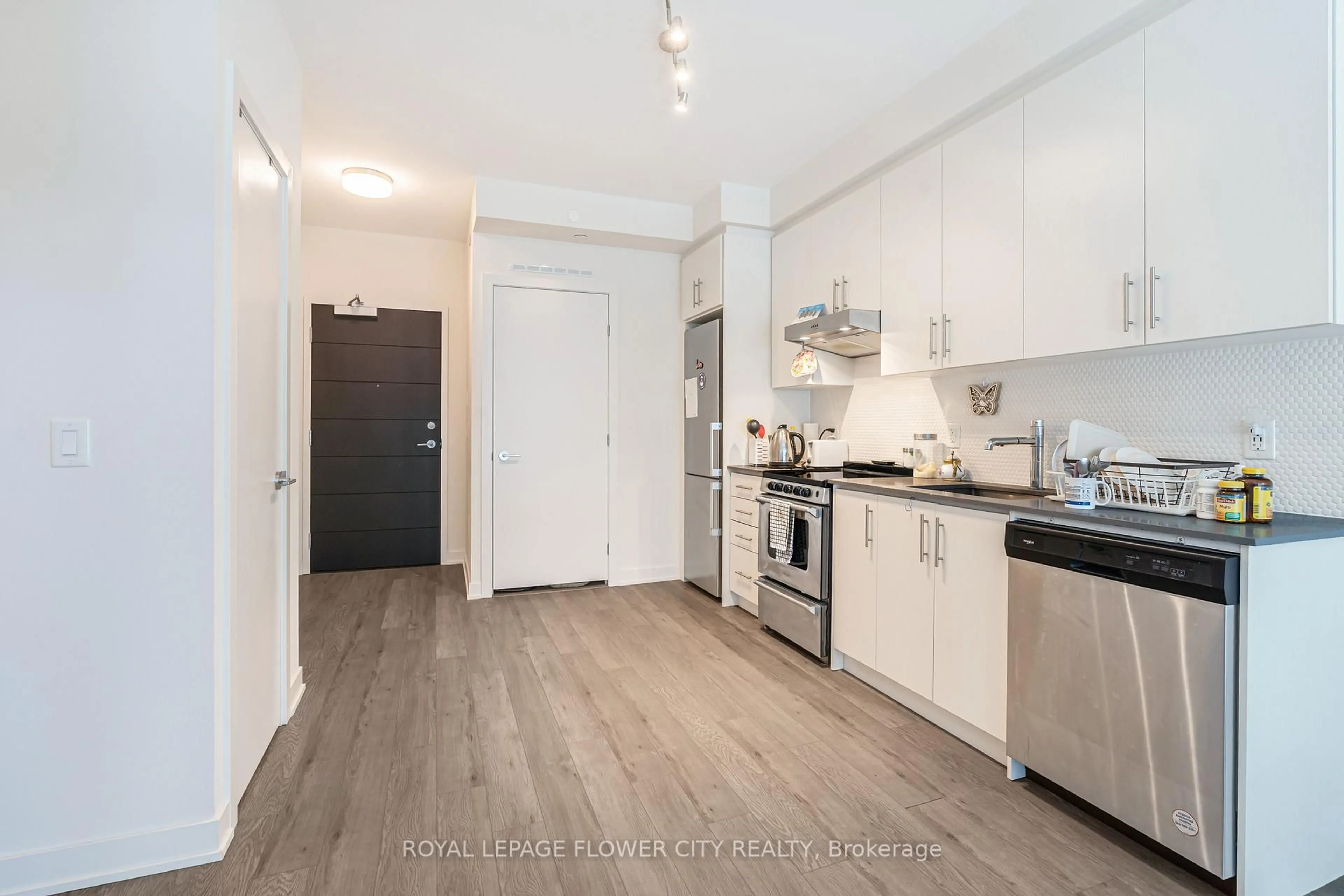Open concept kitchen, wood/laminate floor for 212 King William St #907, Hamilton Ontario L8R 0A7