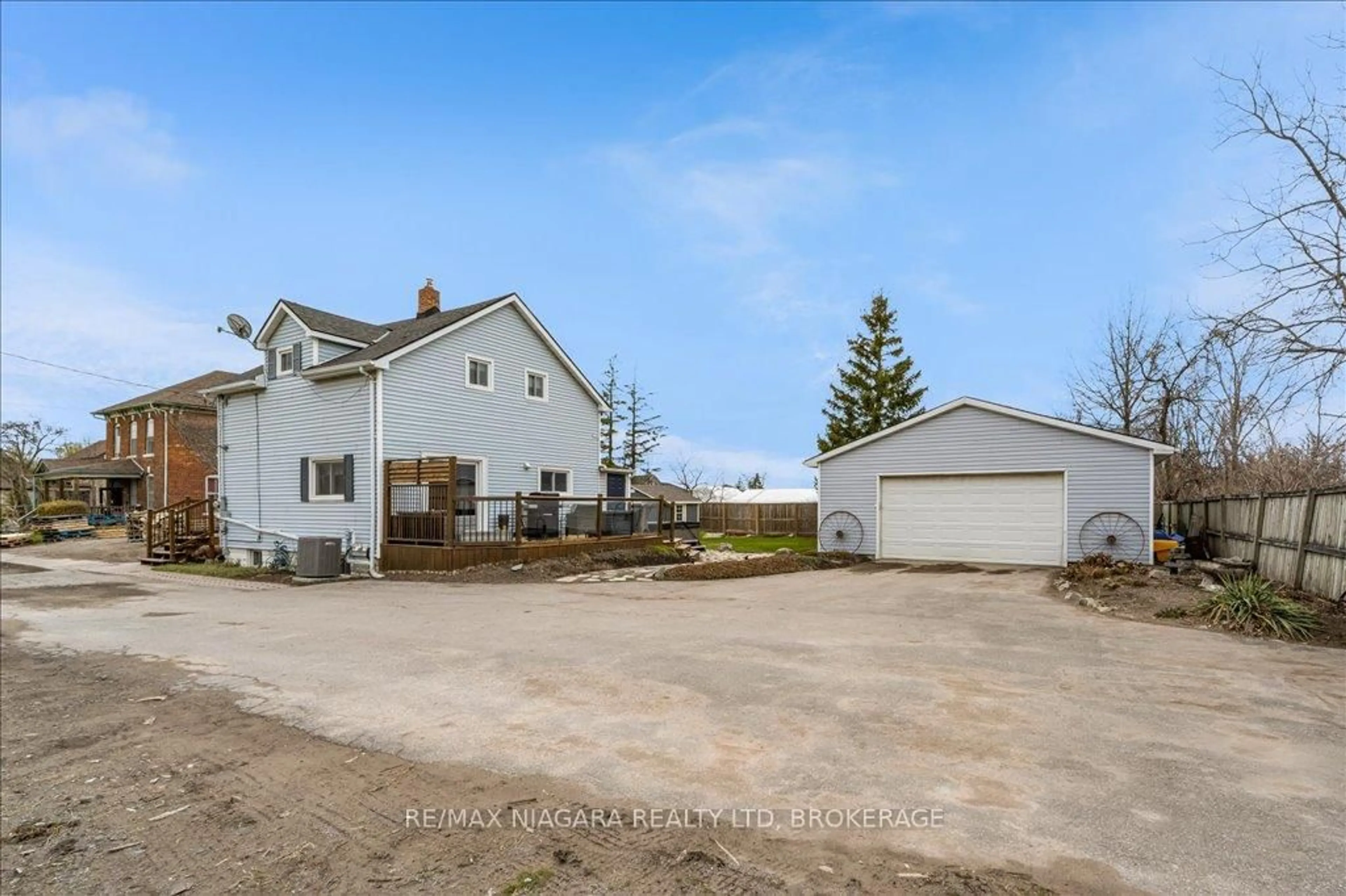 A pic from outside/outdoor area/front of a property/back of a property/a pic from drone, street for 53 Turner Cres, St. Catharines Ontario L2P 2H8