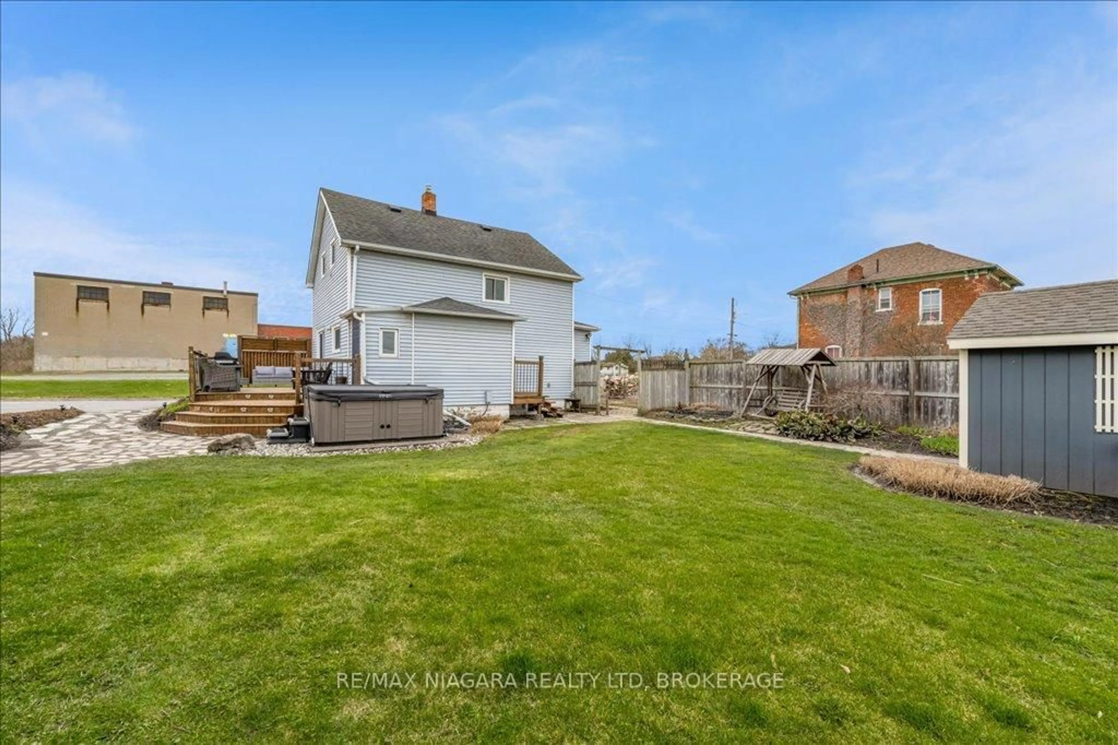 A pic from outside/outdoor area/front of a property/back of a property/a pic from drone, water/lake/river/ocean view for 53 Turner Cres, St. Catharines Ontario L2P 2H8
