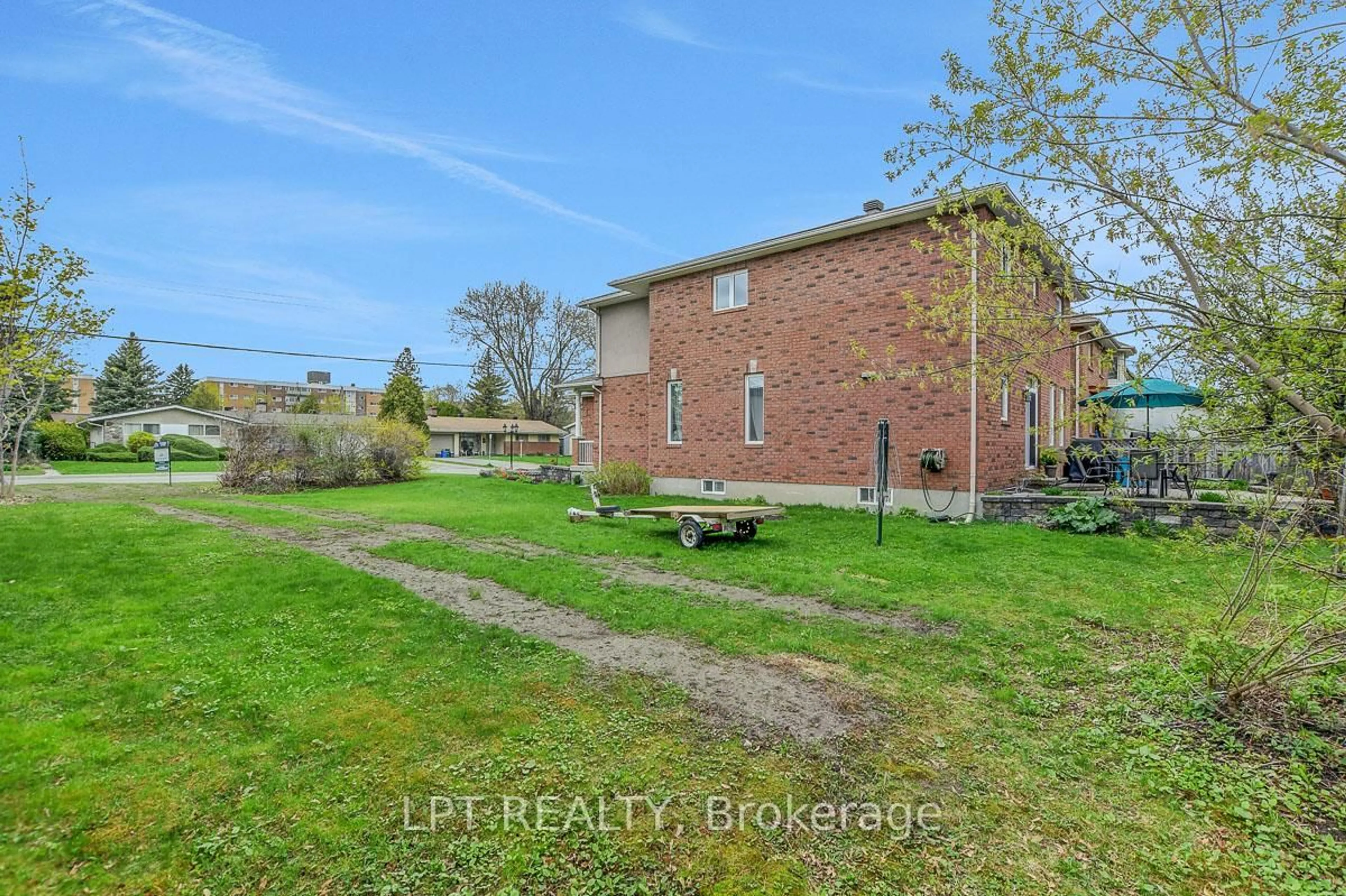 A pic from outside/outdoor area/front of a property/back of a property/a pic from drone, street for 10B Ashburn Dr, Ottawa Ontario K2E 6N3
