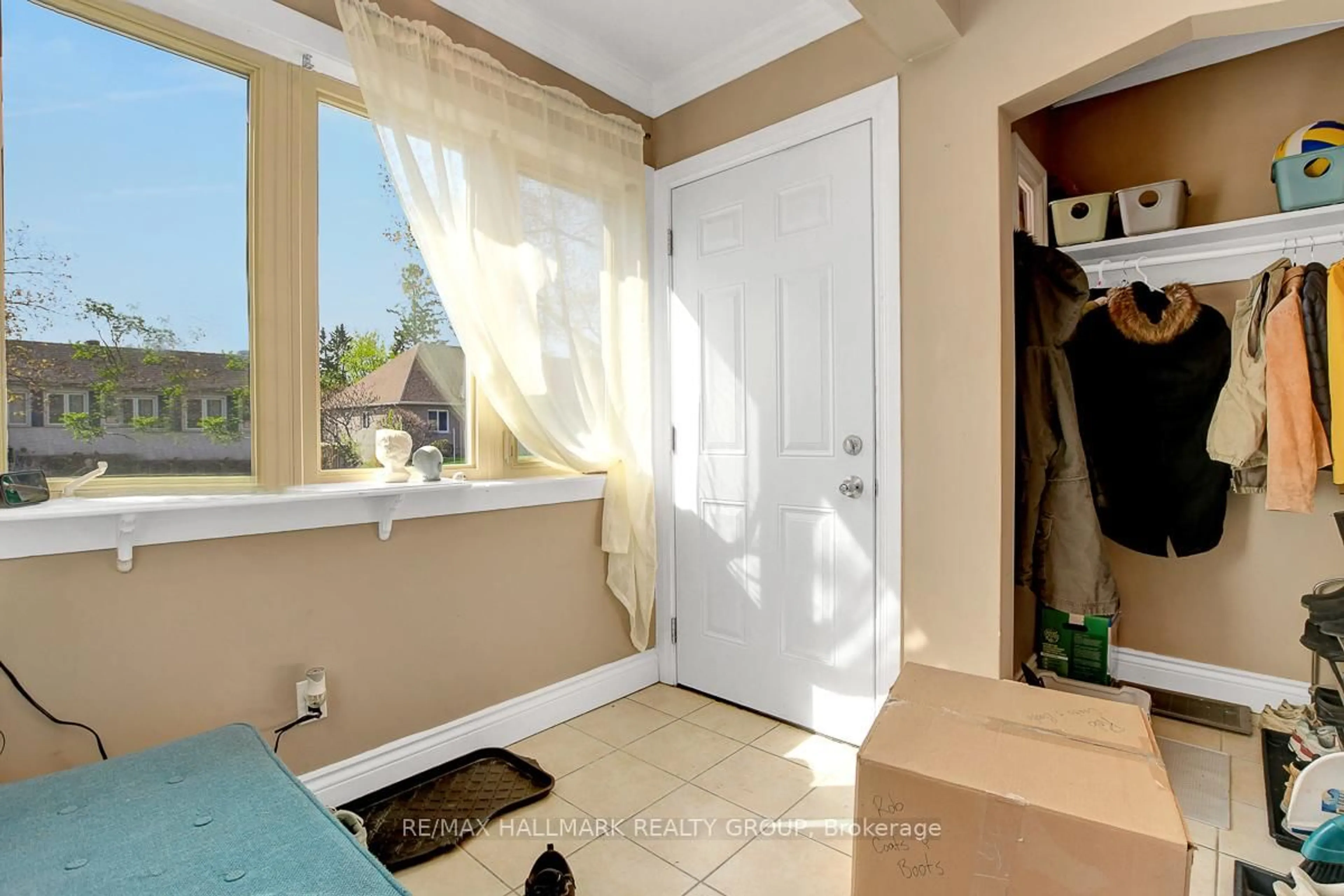 Indoor entryway for 89 Tower Rd, Ottawa Ontario K2G 2G1