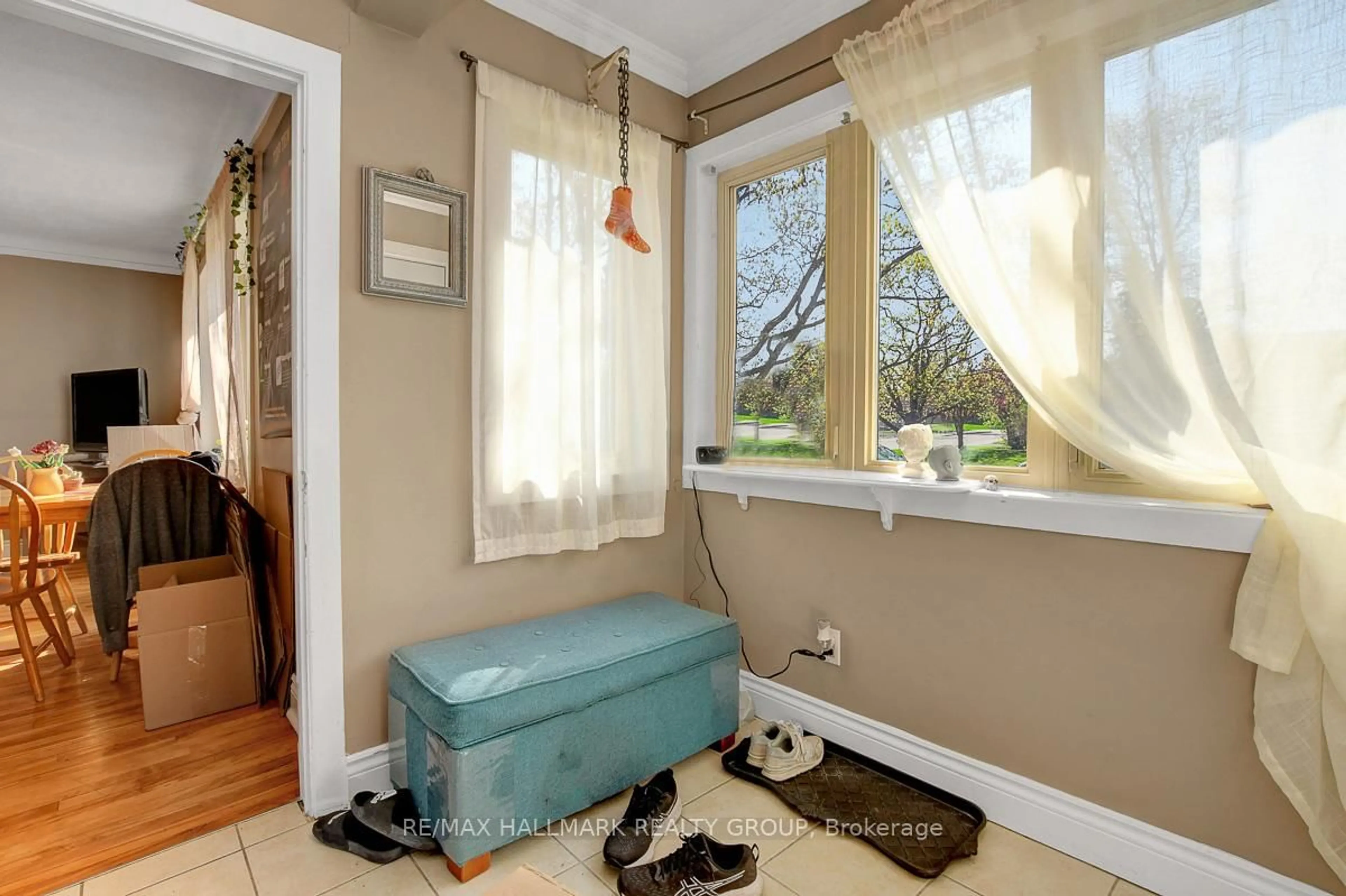 Indoor entryway for 89 Tower Rd, Ottawa Ontario K2G 2G1