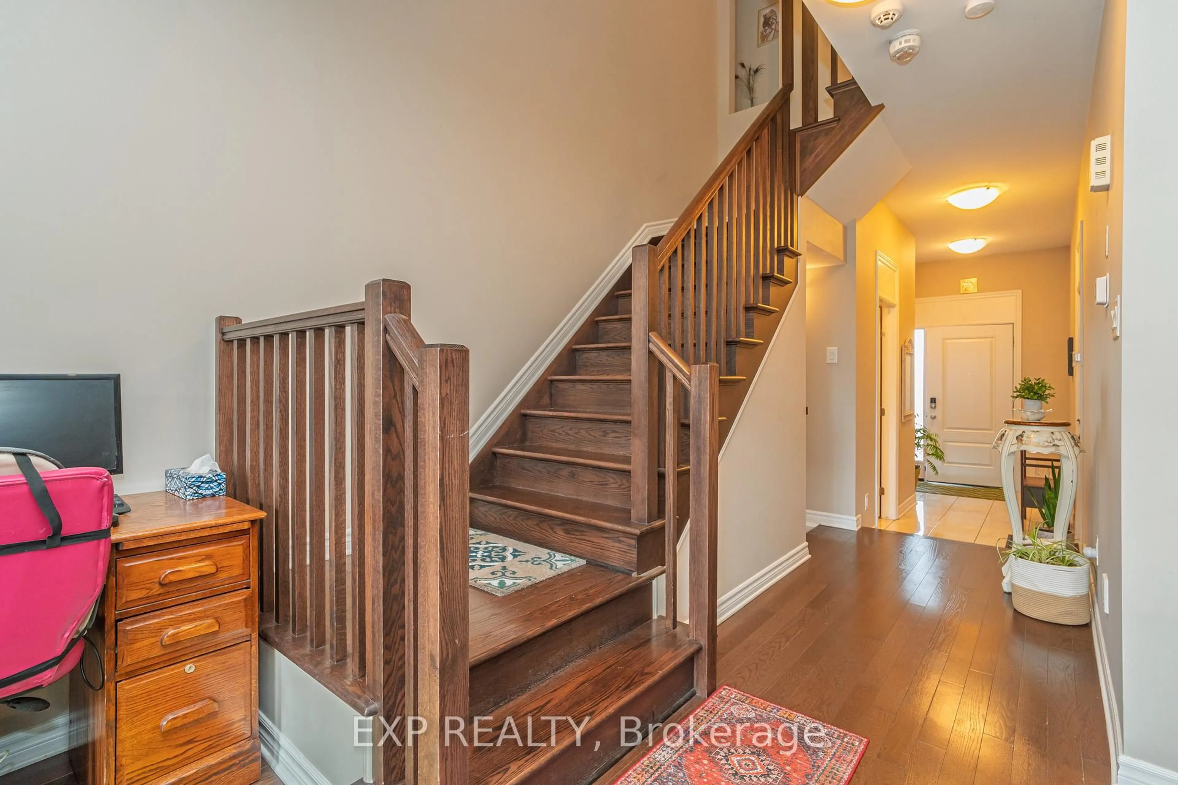 Indoor entryway for 815 Cedar Creek Dr, Ottawa Ontario K1T 0N5