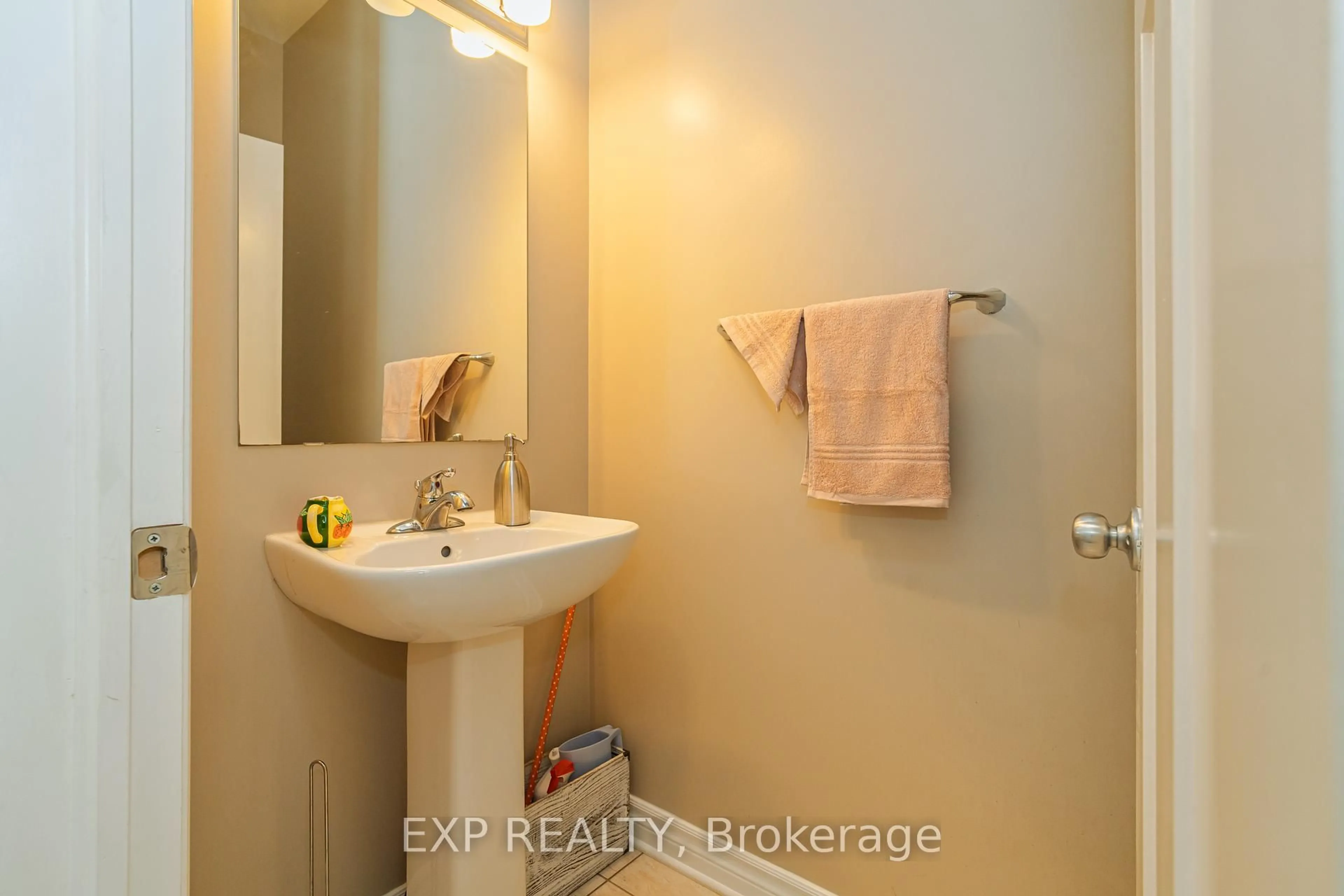 Standard bathroom, ceramic/tile floor for 815 Cedar Creek Dr, Ottawa Ontario K1T 0N5