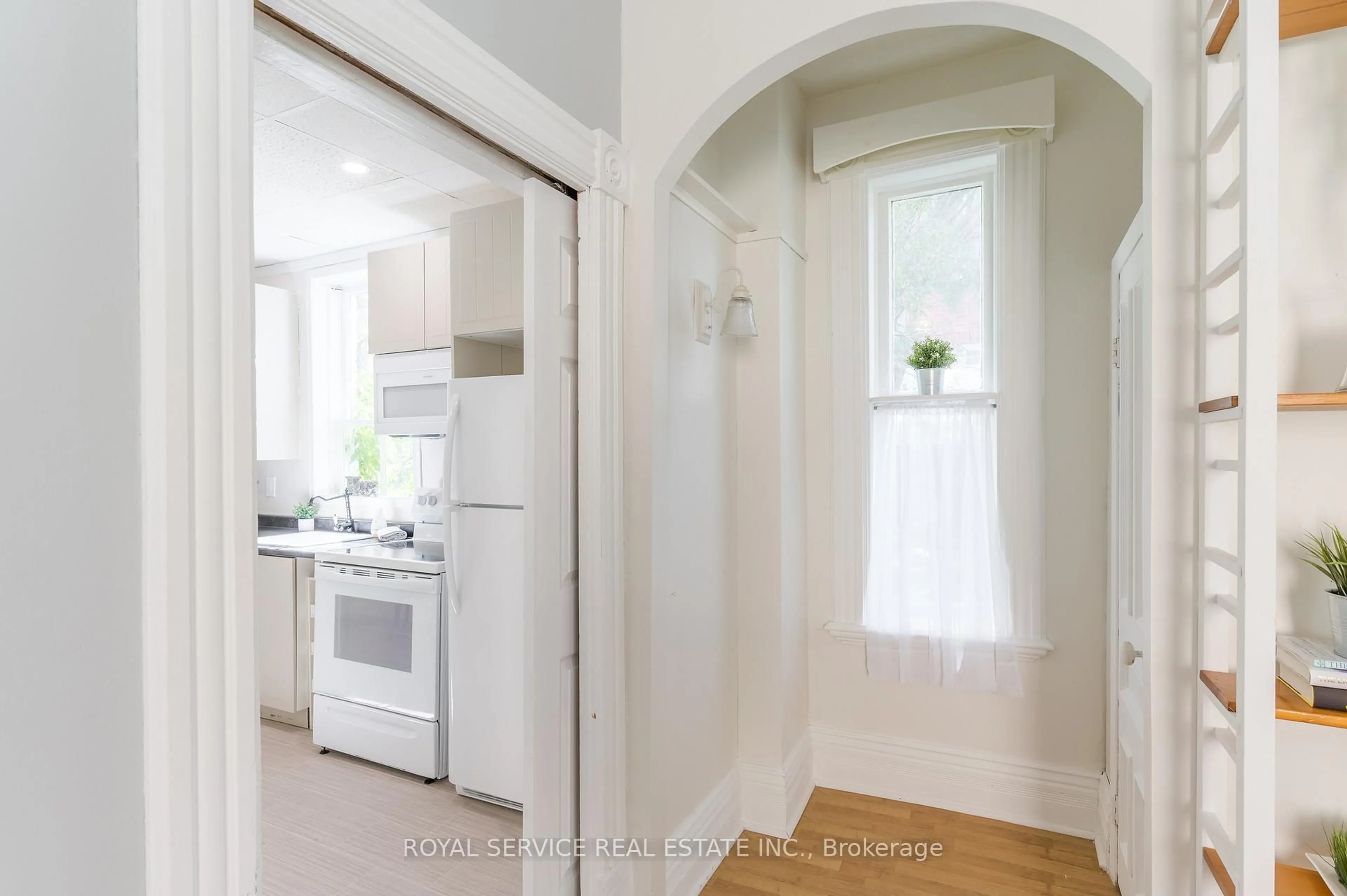 Standard kitchen, ceramic/tile floor for 581 Sherbrooke St, Peterborough Central Ontario K9J 2P4