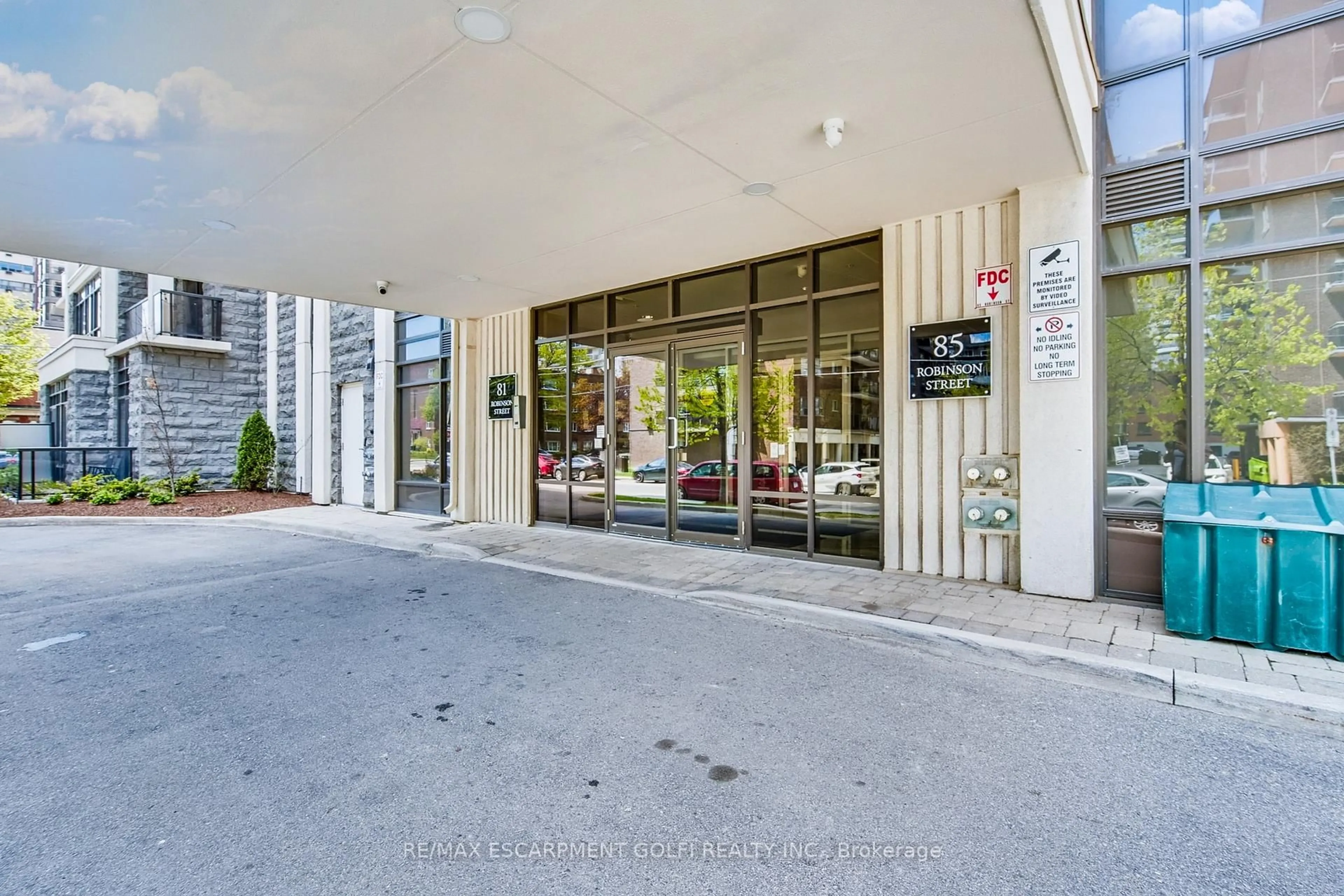 Indoor foyer for 85 Robinson St #810, Hamilton Ontario L8P 3G1