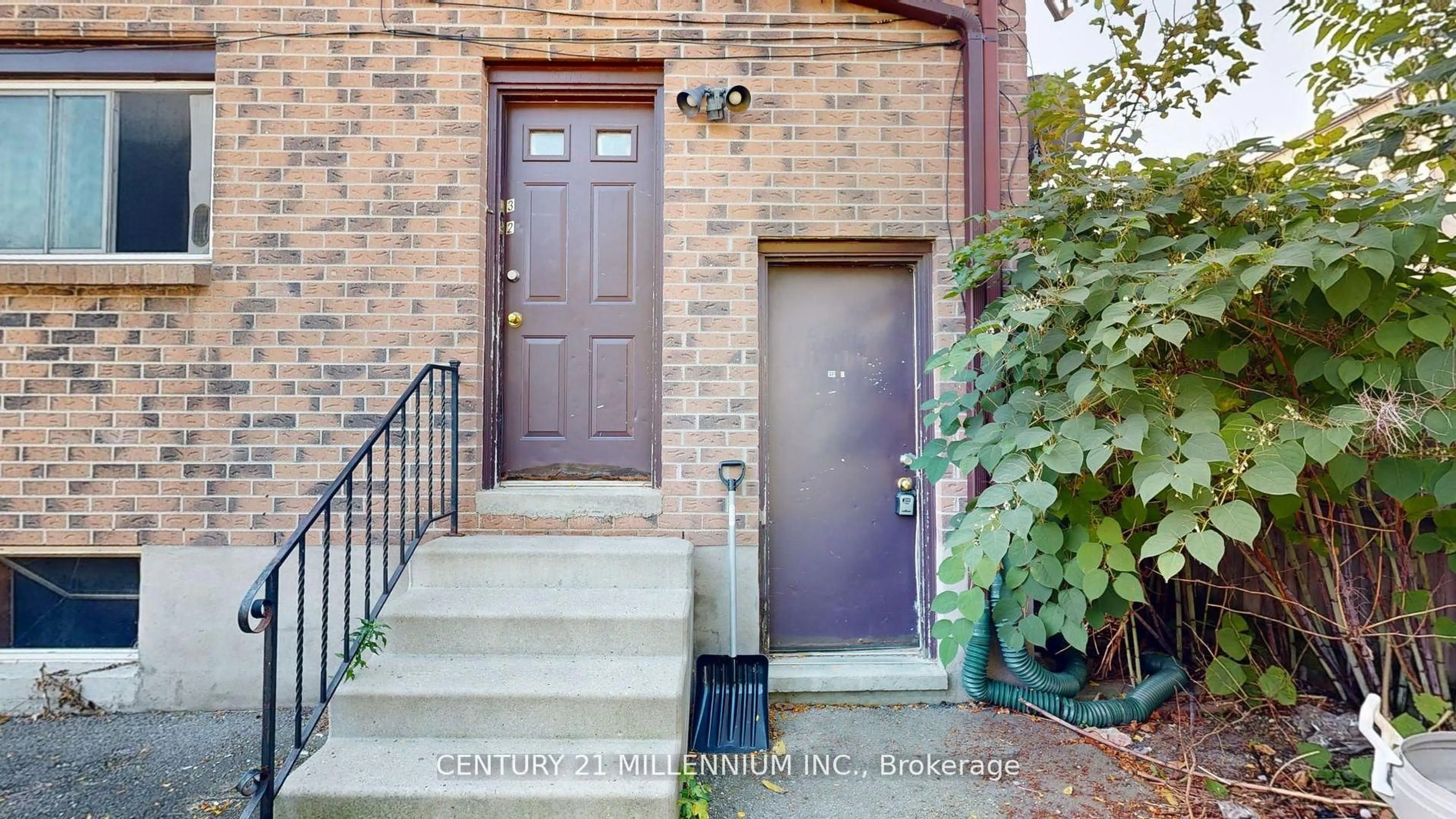 Indoor entryway for 184 Simcoe St, London East Ontario N6B 1H9