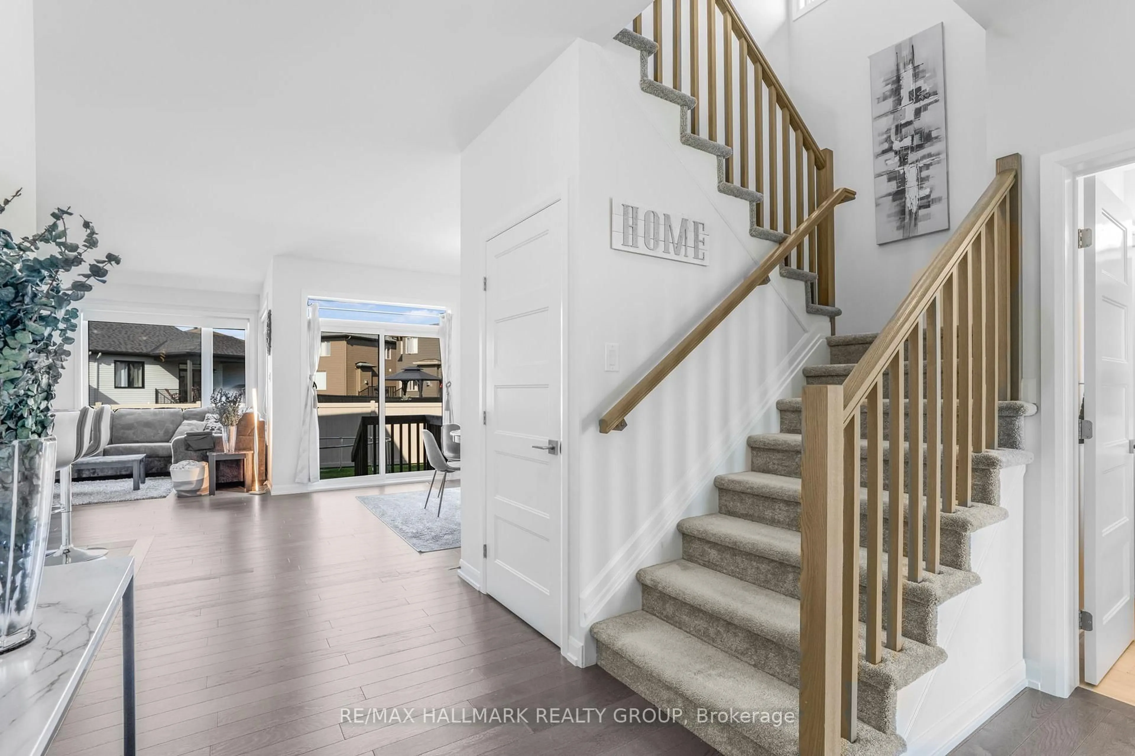 Indoor entryway for 364 Sterling Ave, Clarence-Rockland Ontario K4K 0L4
