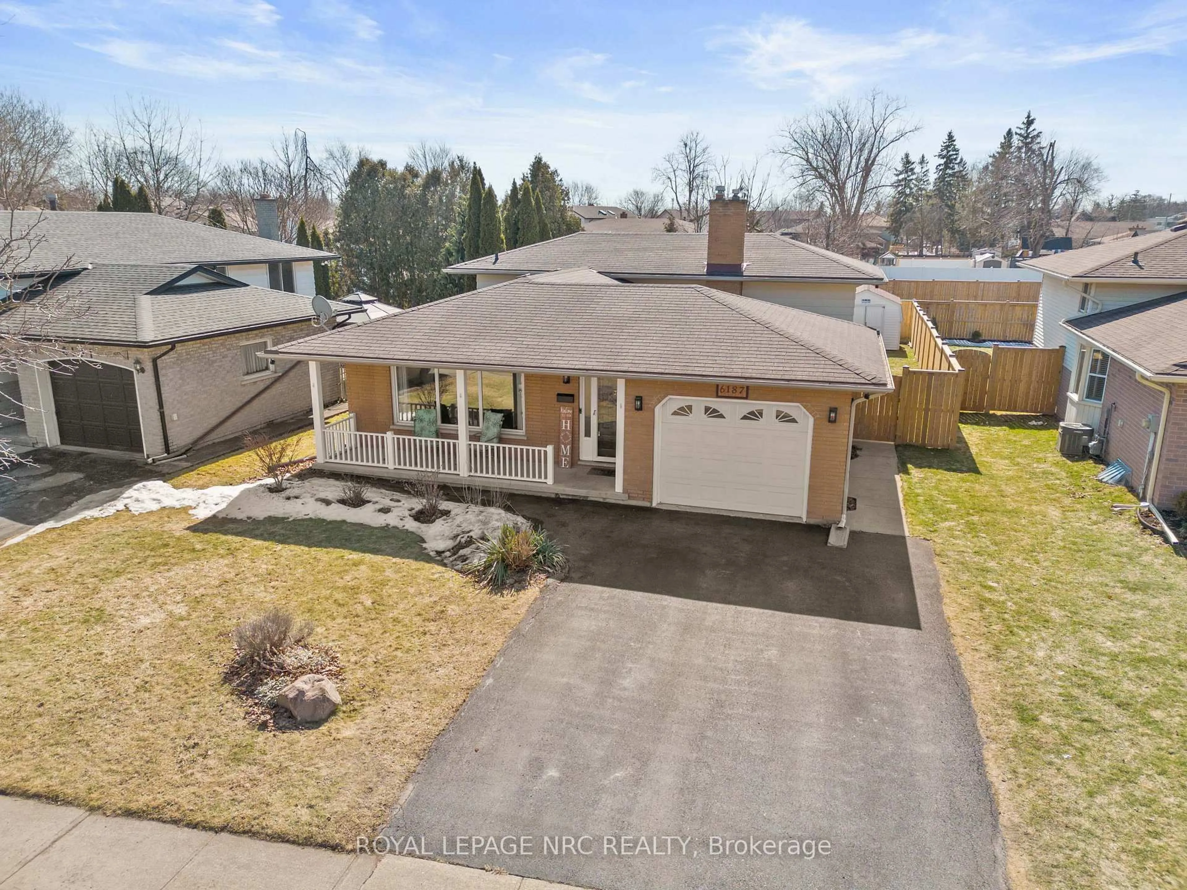 A pic from outside/outdoor area/front of a property/back of a property/a pic from drone, street for 6187 DELTA Dr, Niagara Falls Ontario L2H 2H5