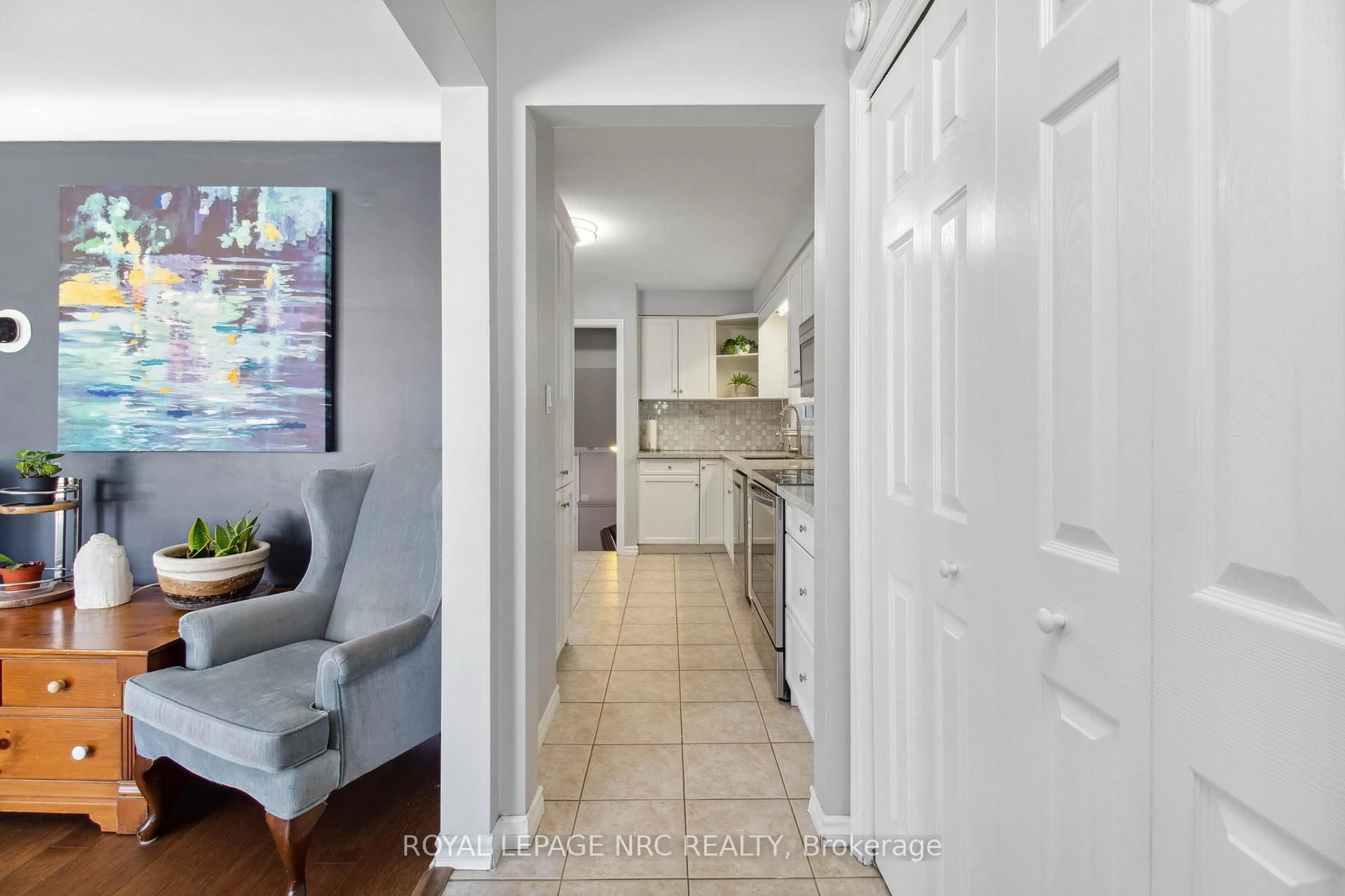 Indoor entryway for 6187 DELTA Dr, Niagara Falls Ontario L2H 2H5