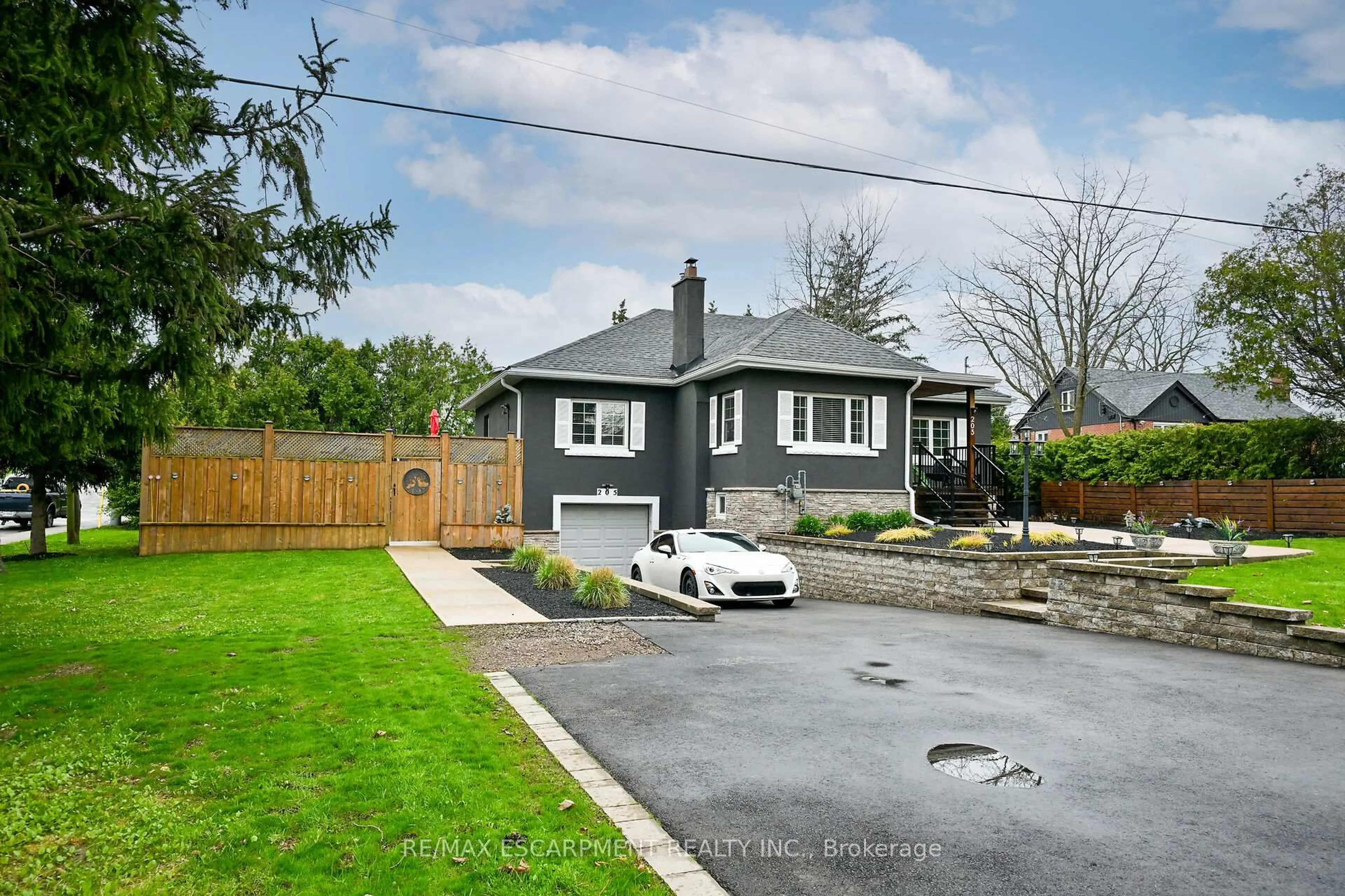 A pic from outside/outdoor area/front of a property/back of a property/a pic from drone, street for 205 Sanatorium Rd, Hamilton Ontario L9C 1Z4