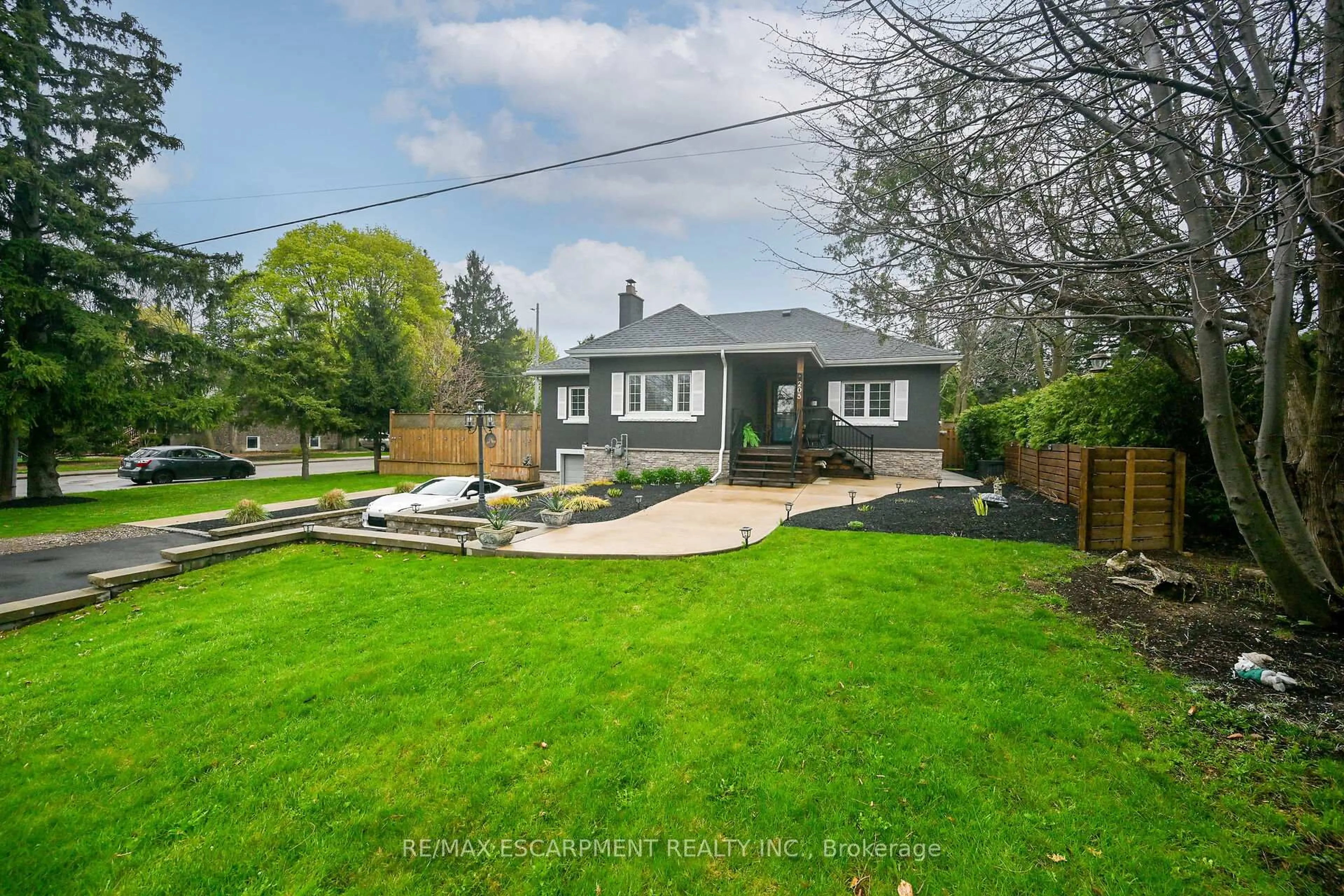 A pic from outside/outdoor area/front of a property/back of a property/a pic from drone, street for 205 Sanatorium Rd, Hamilton Ontario L9C 1Z4