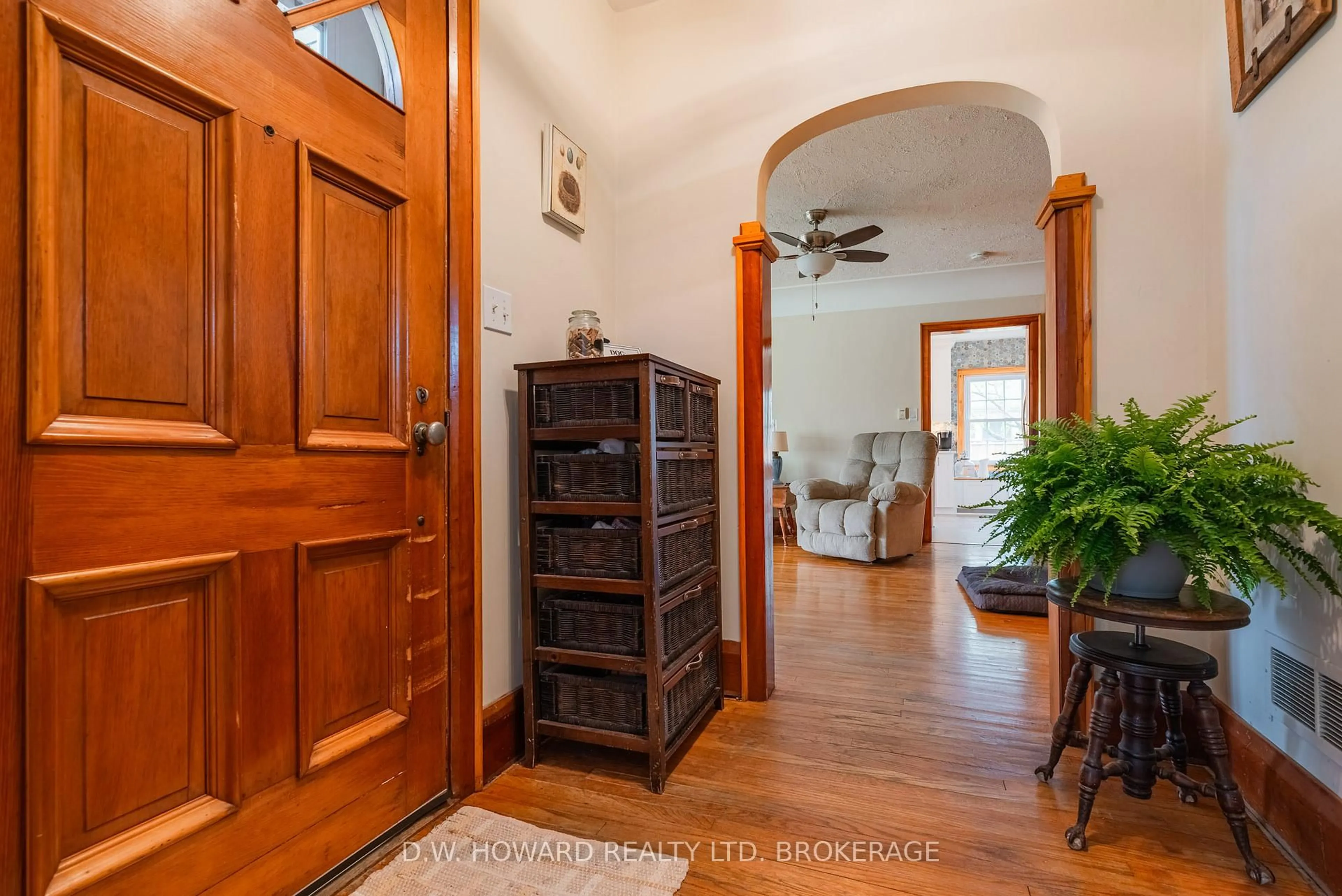 Indoor entryway for 3817 Highland Dr, Fort Erie Ontario L0S 1N0