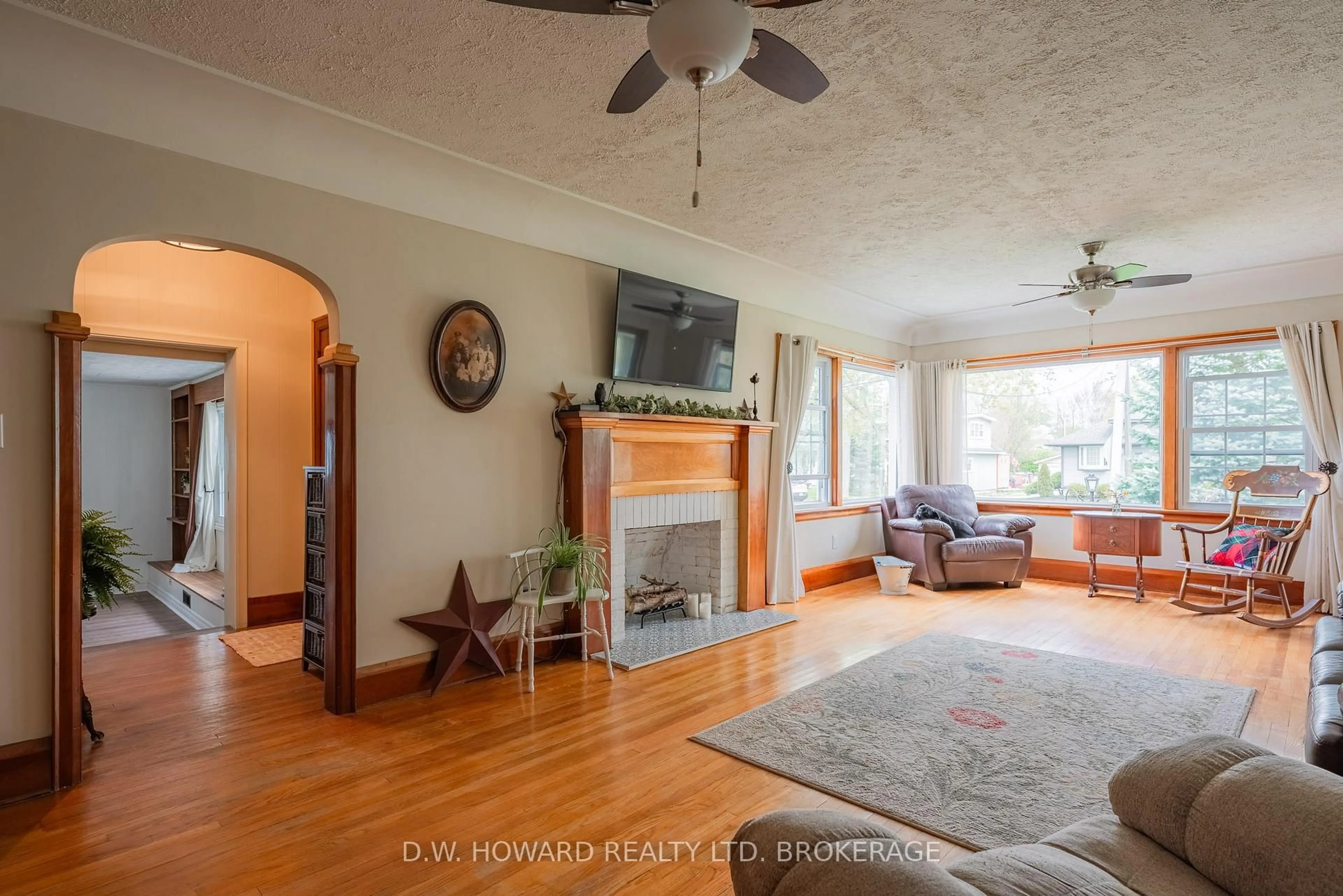 Living room with furniture, wood/laminate floor for 3817 Highland Dr, Fort Erie Ontario L0S 1N0