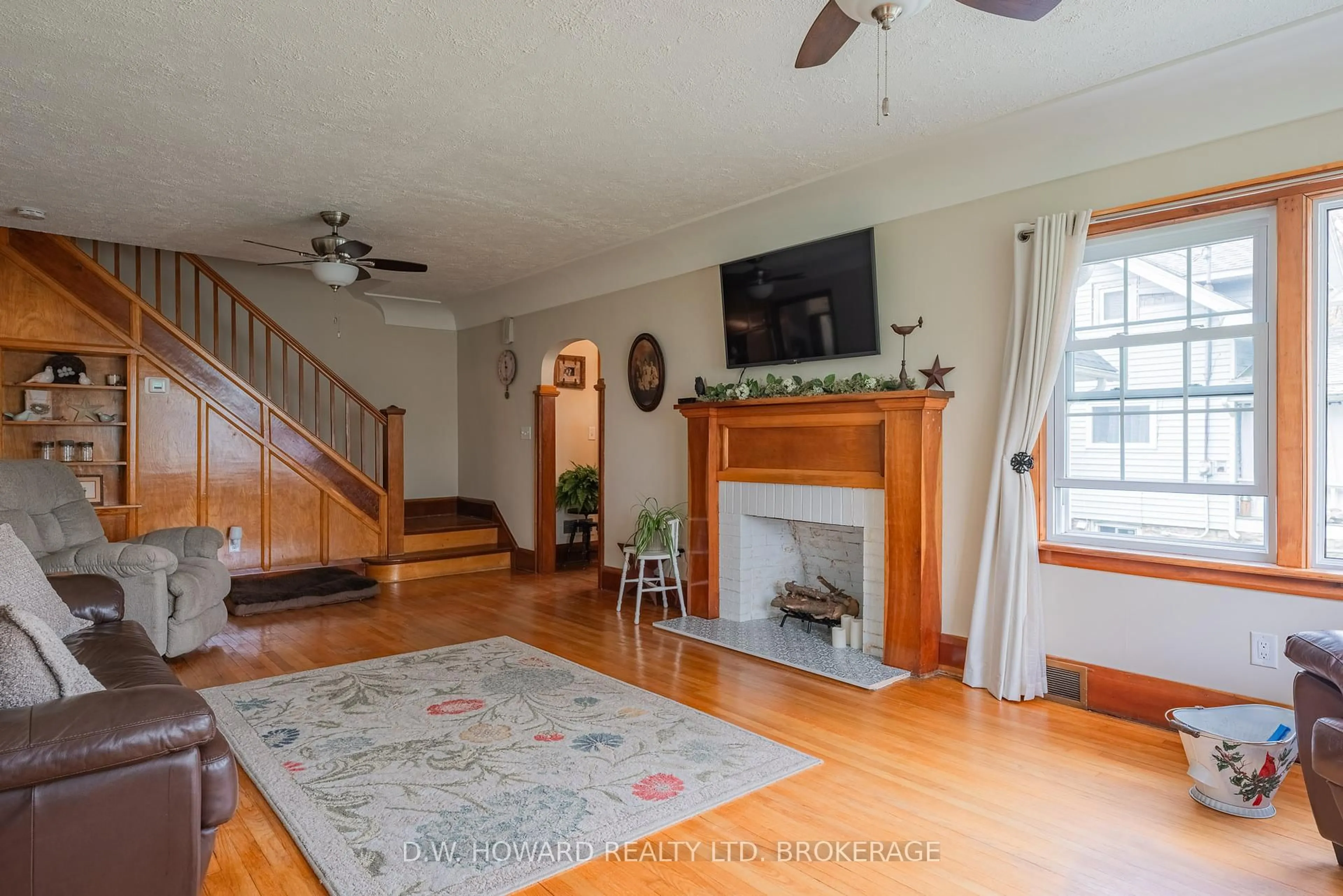 Living room with furniture, unknown for 3817 Highland Dr, Fort Erie Ontario L0S 1N0