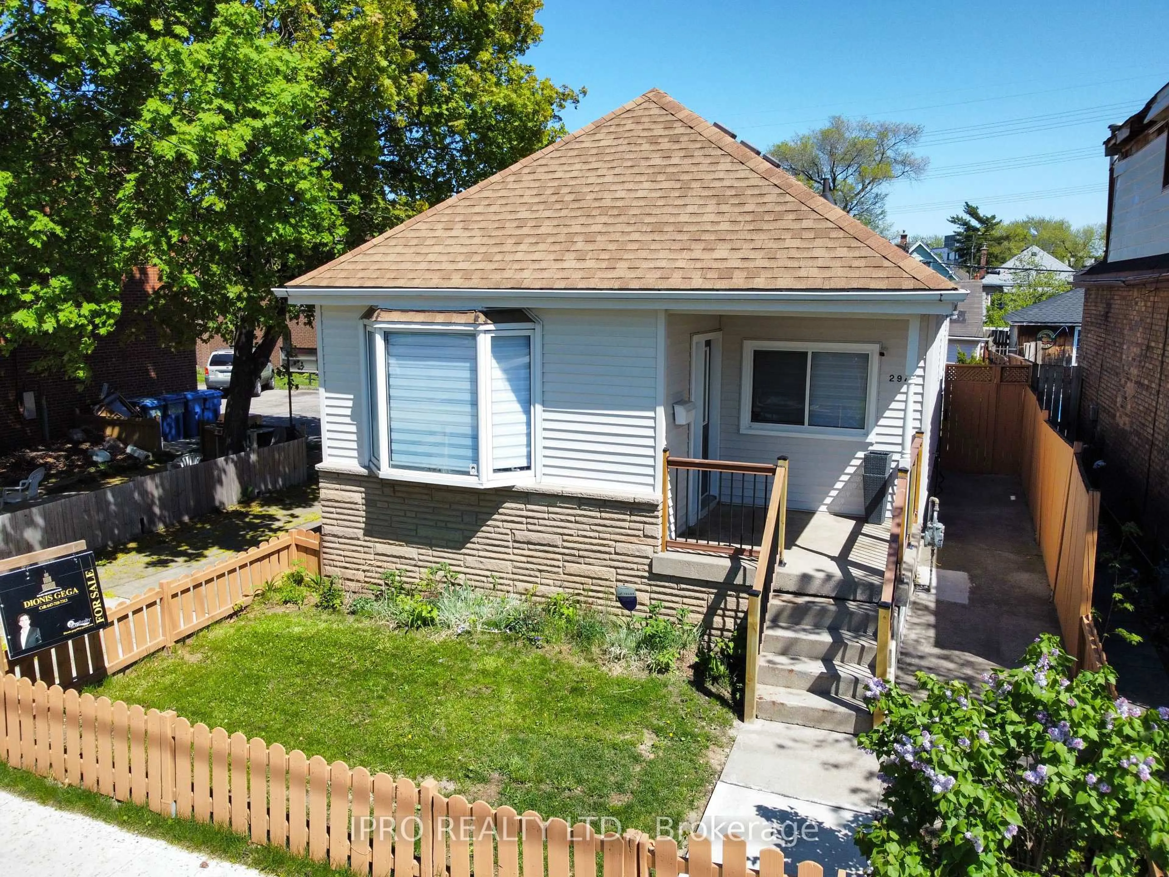 A pic from outside/outdoor area/front of a property/back of a property/a pic from drone, street for 294 Fairfield Ave, Hamilton Ontario L8H 5H6