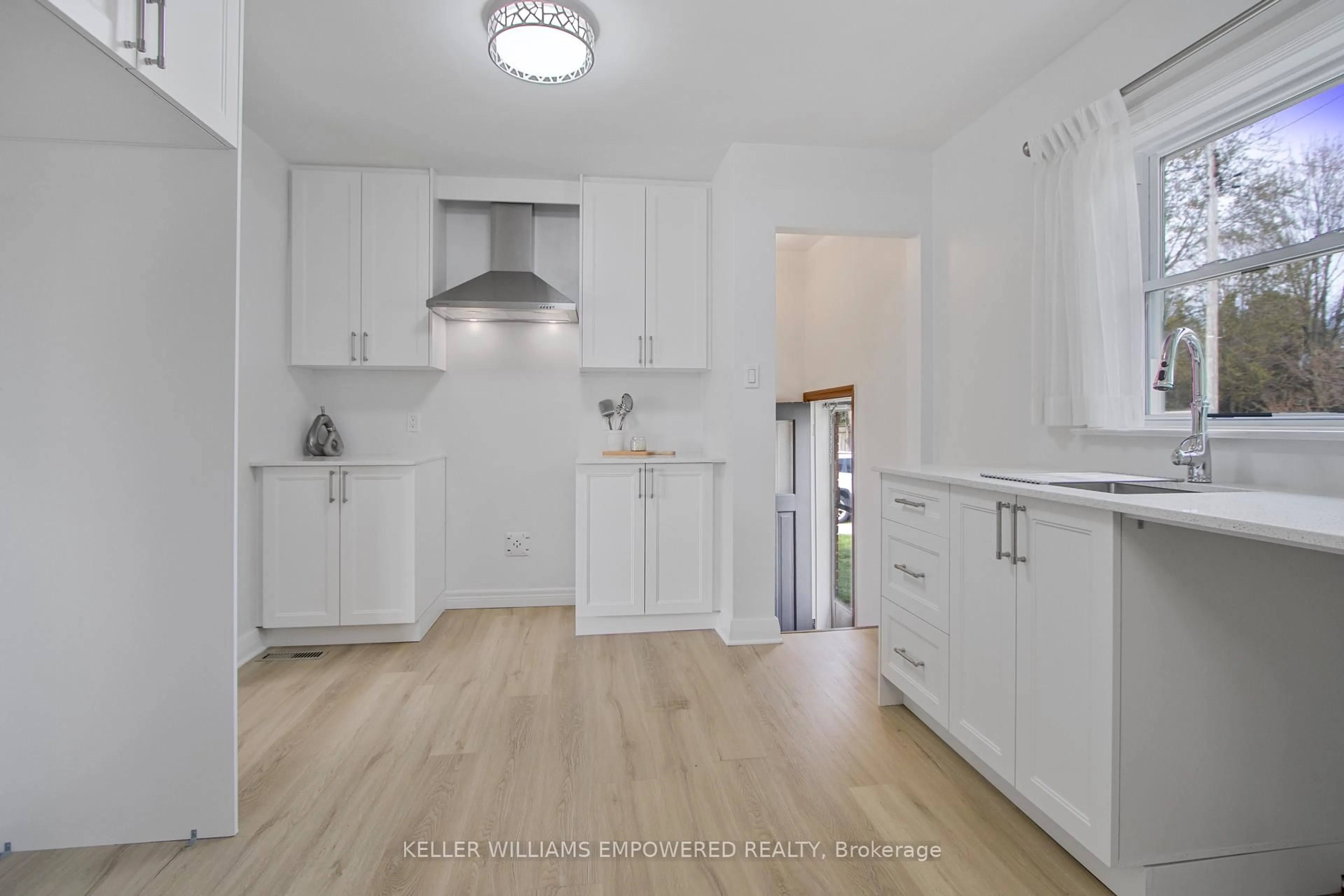 Open concept kitchen, unknown for 711 Bowan St, Strathroy-Caradoc Ontario N0L 1W0