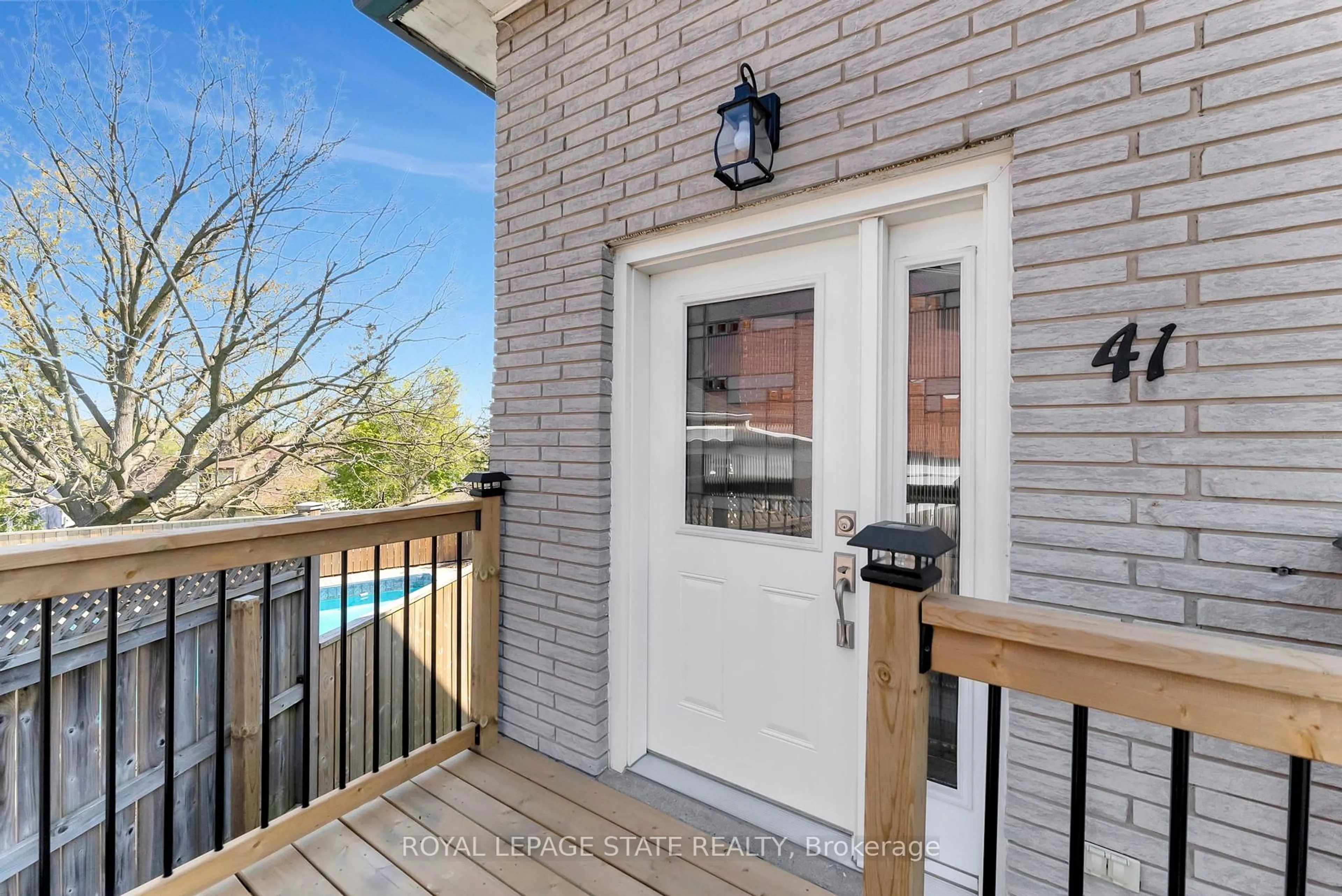 Indoor entryway for 41 Yeoville Crt, Hamilton Ontario L9C 5W4