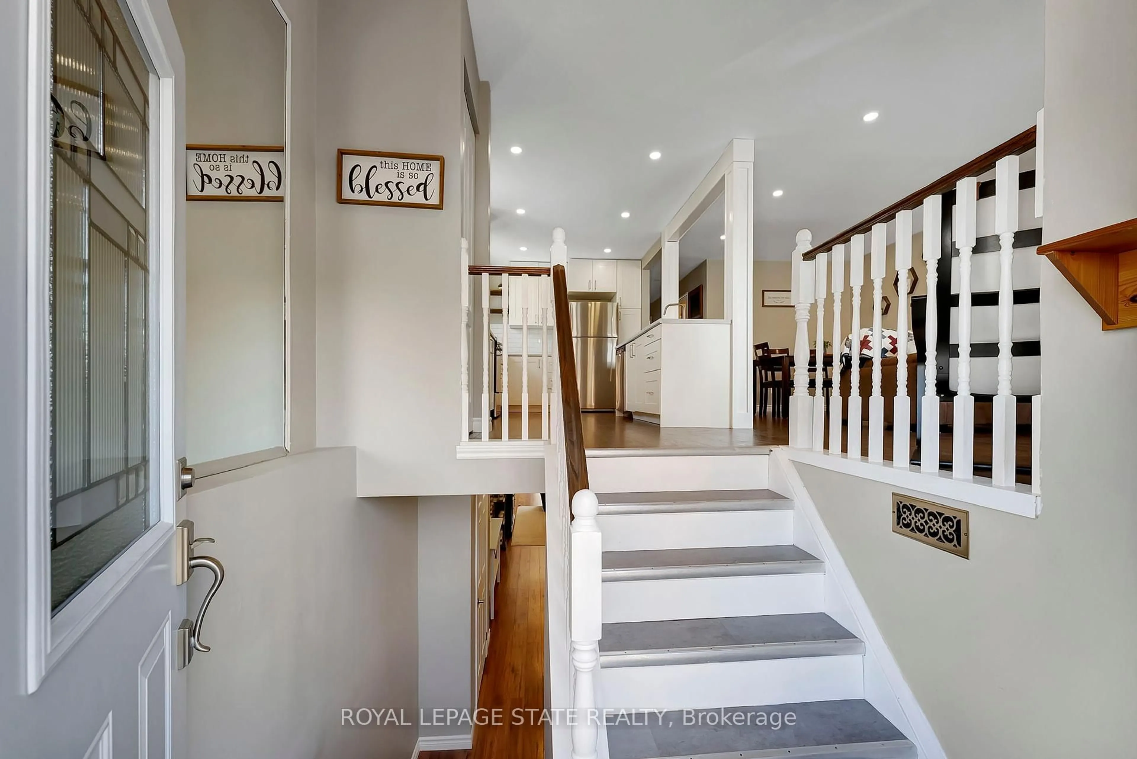 Indoor foyer for 41 Yeoville Crt, Hamilton Ontario L9C 5W4
