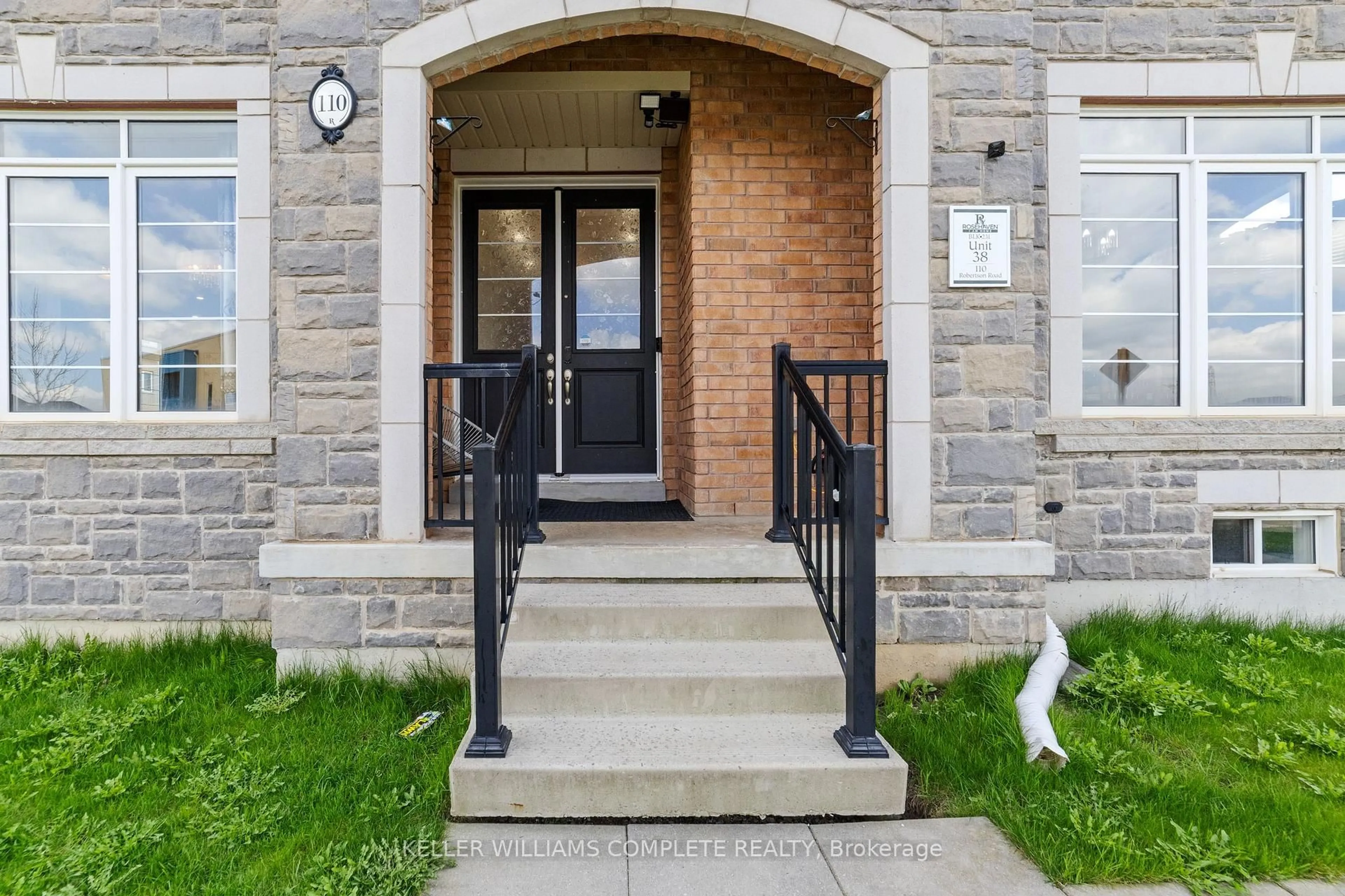 Indoor entryway for 110 Robertson Rd, Hamilton Ontario L9K 0J7