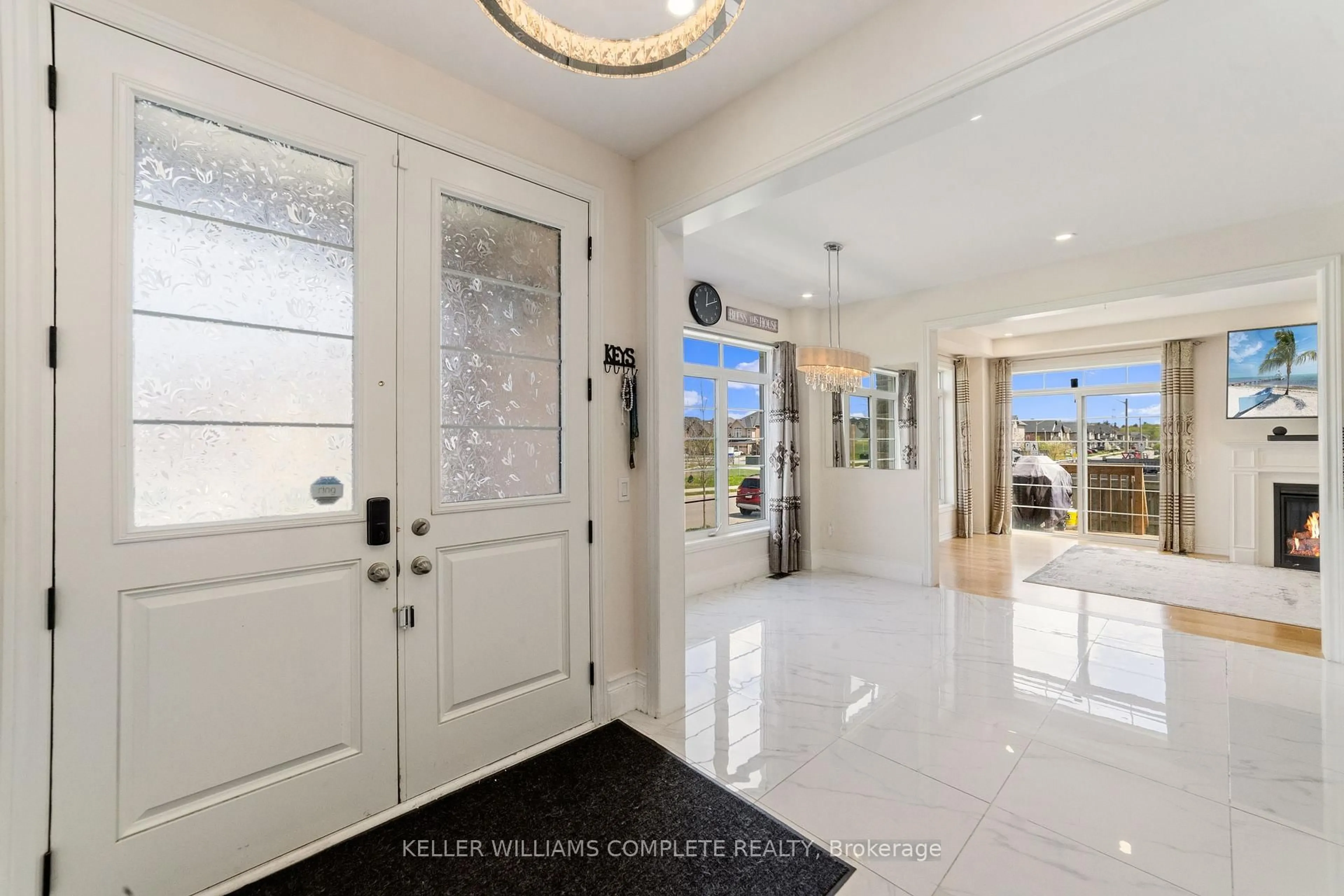 Indoor foyer for 110 Robertson Rd, Hamilton Ontario L9K 0J7