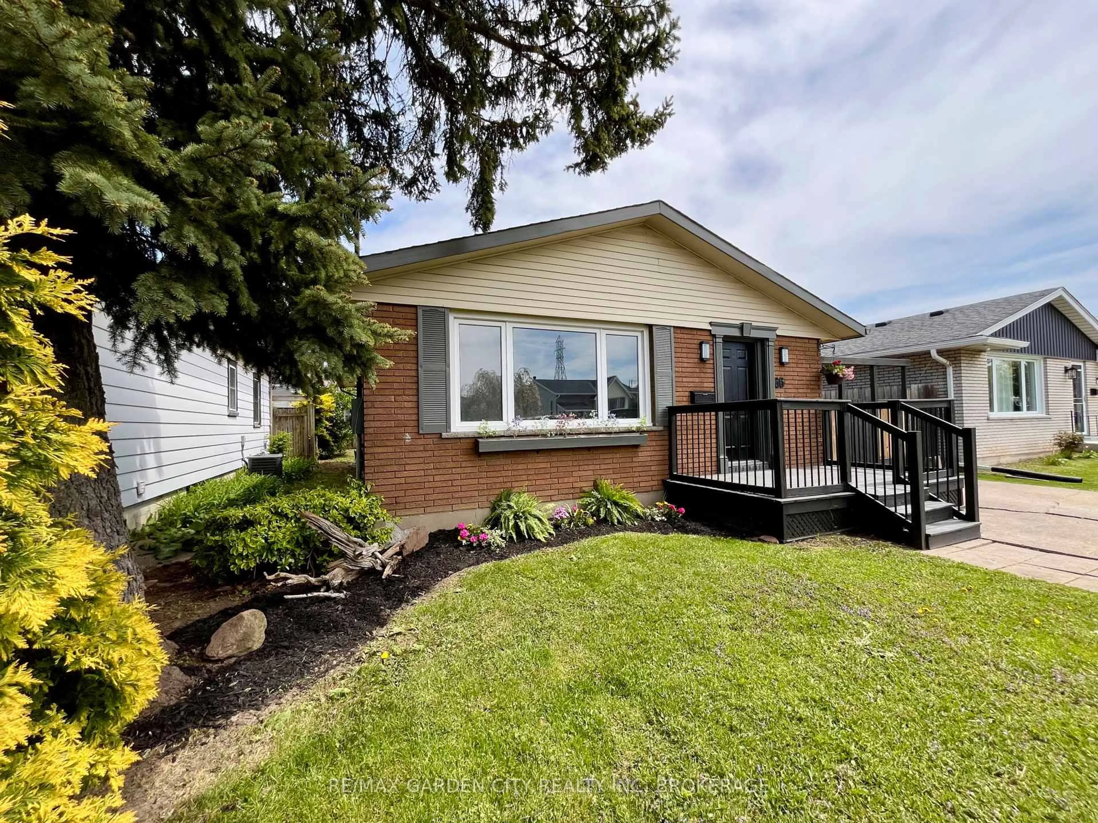 Home with vinyl exterior material, street for 66 Martin St, Thorold Ontario L2V 3X4