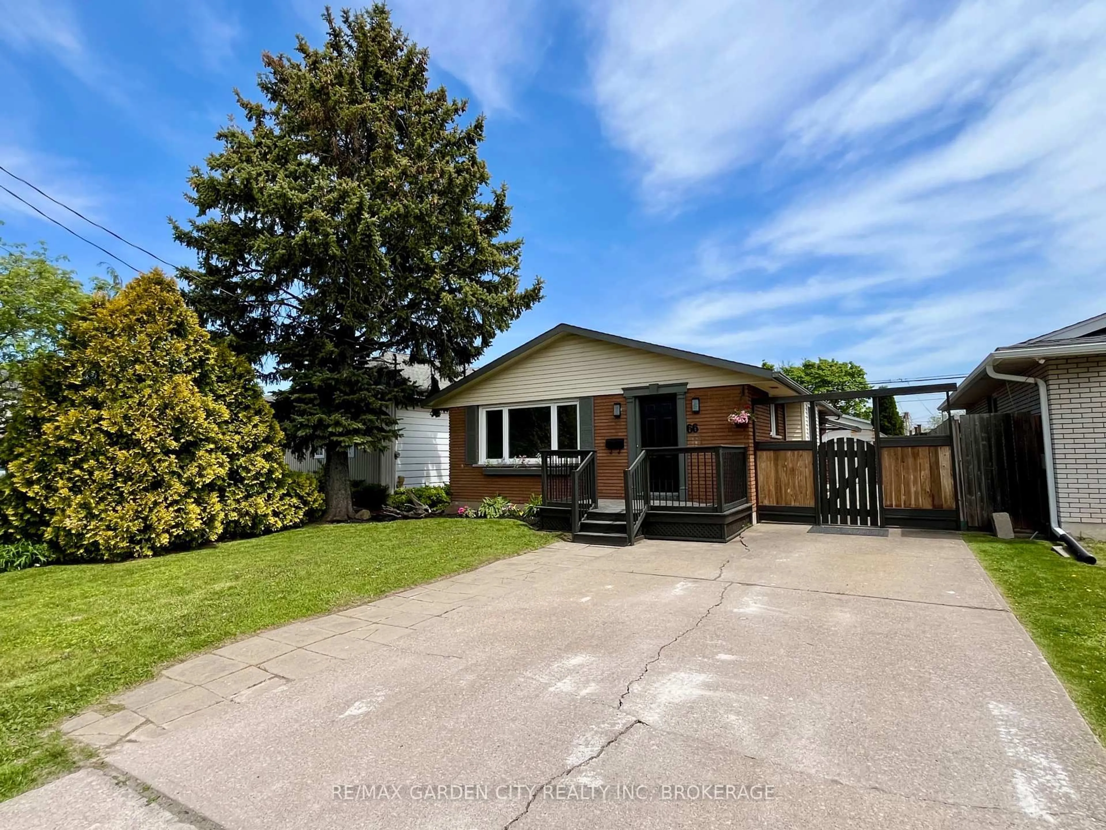 A pic from outside/outdoor area/front of a property/back of a property/a pic from drone, street for 66 Martin St, Thorold Ontario L2V 3X4