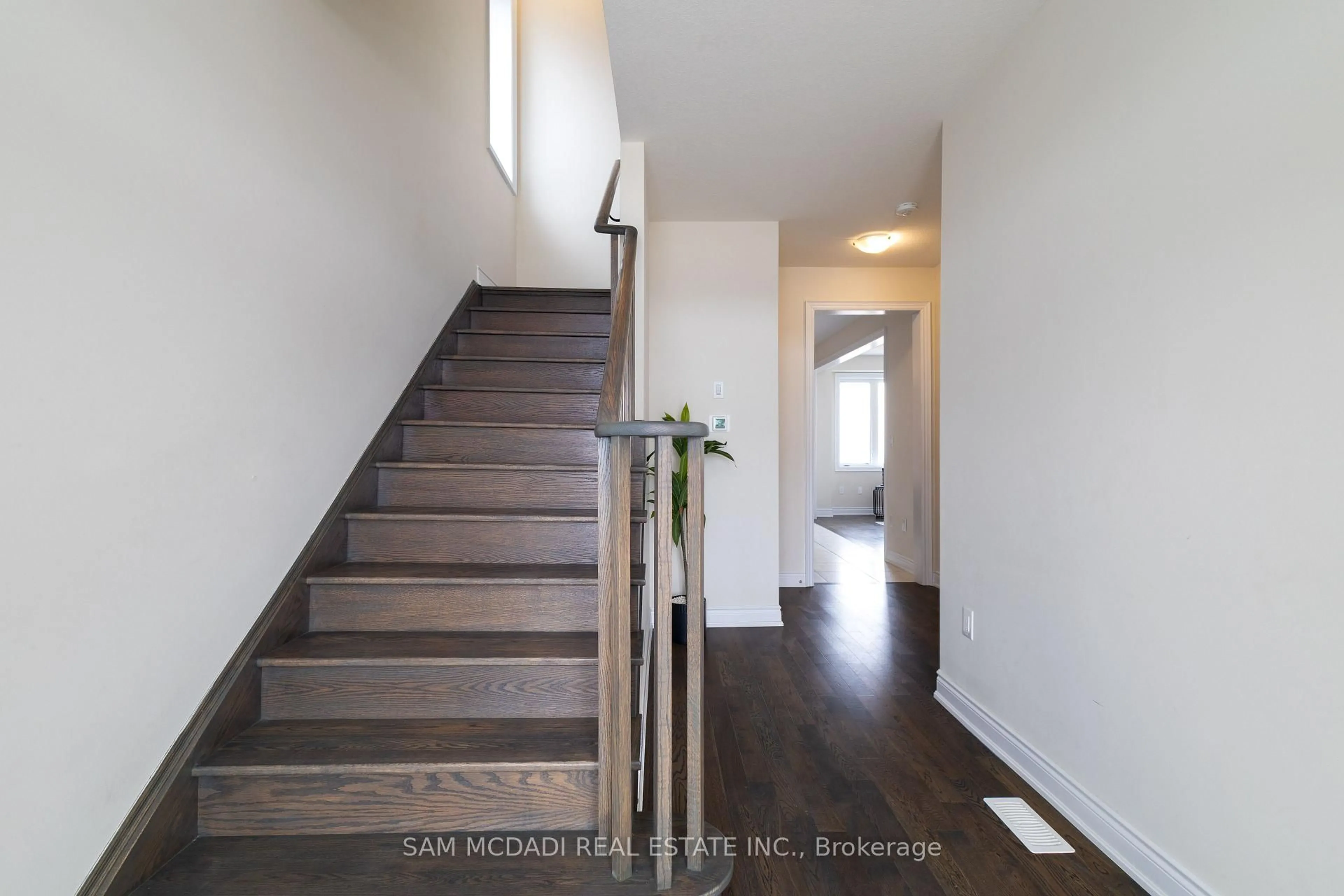 Indoor entryway for 180 Whithorn Cres, Haldimand Ontario N3W 0G4