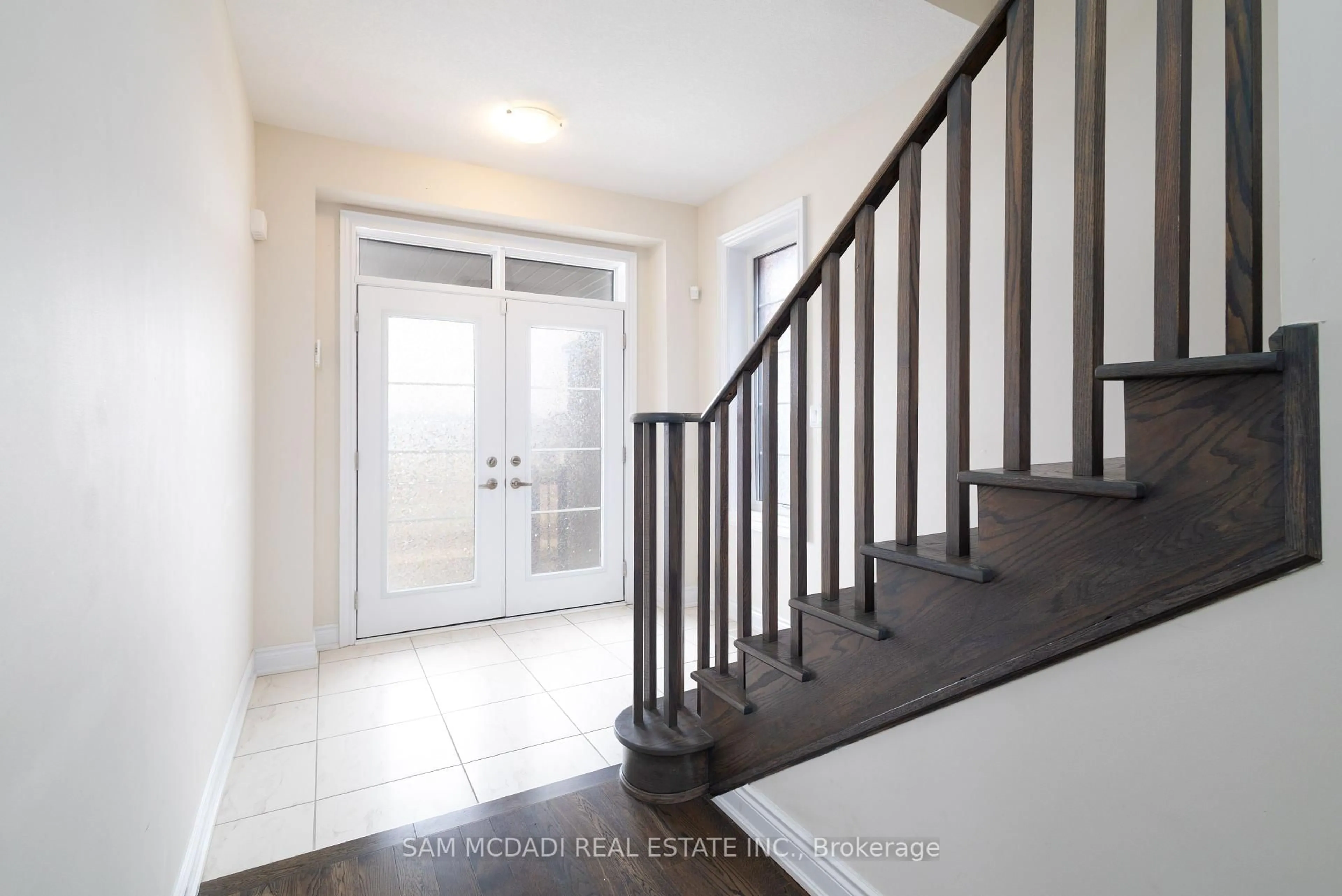 Indoor entryway for 180 Whithorn Cres, Haldimand Ontario N3W 0G4