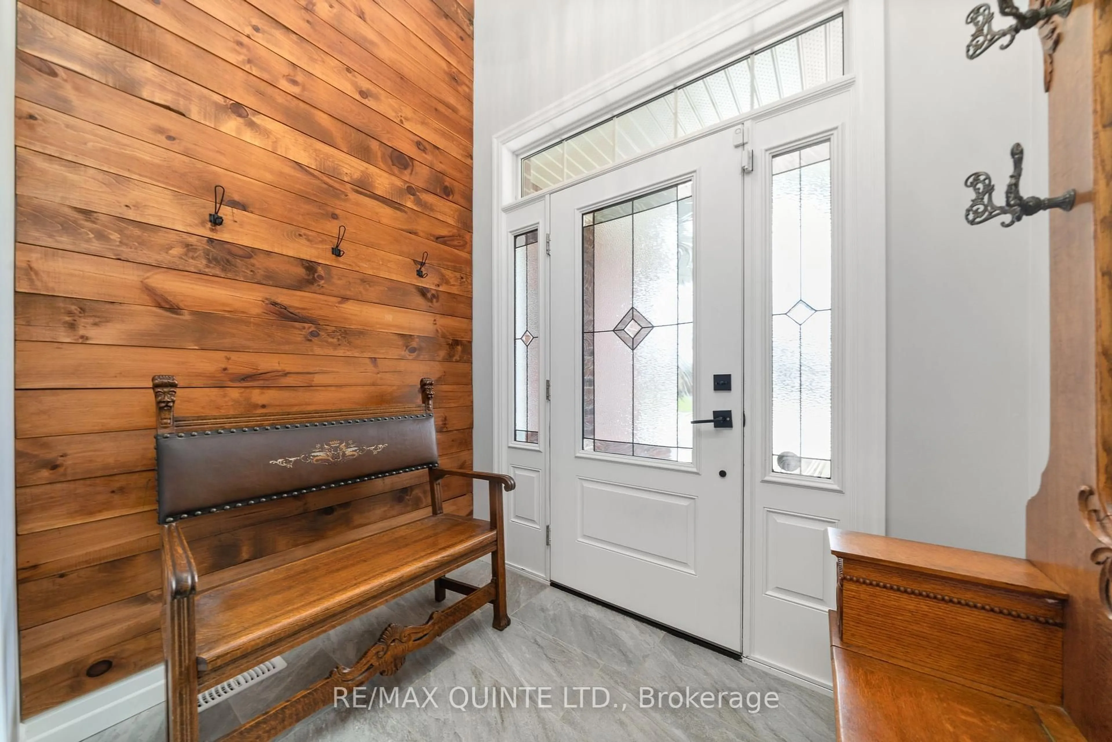 Indoor entryway for 62 Hummingbird Dr, Belleville Ontario K8N 0H7