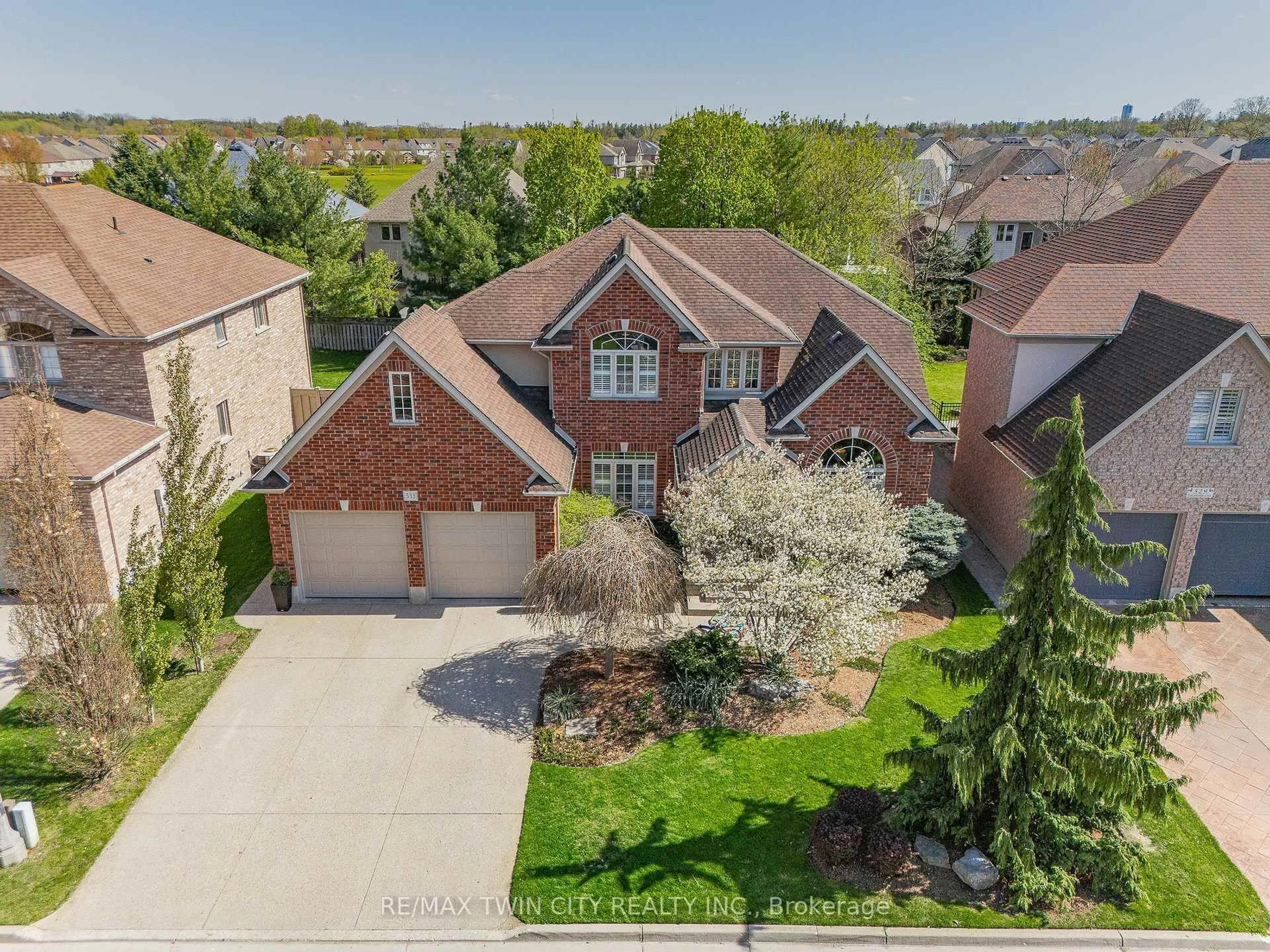 A pic from outside/outdoor area/front of a property/back of a property/a pic from drone, street for 533 Falconridge Cres, Kitchener Ontario N2K 4H9