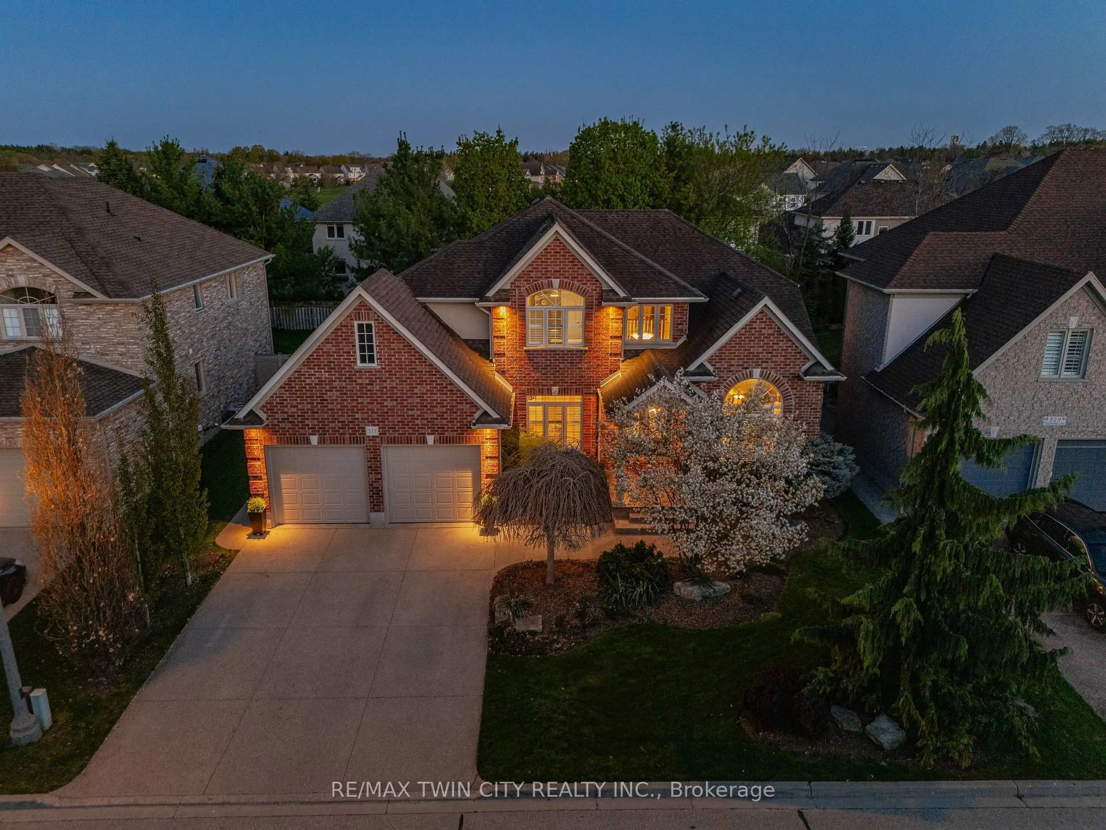 A pic from outside/outdoor area/front of a property/back of a property/a pic from drone, street for 533 Falconridge Cres, Kitchener Ontario N2K 4H9