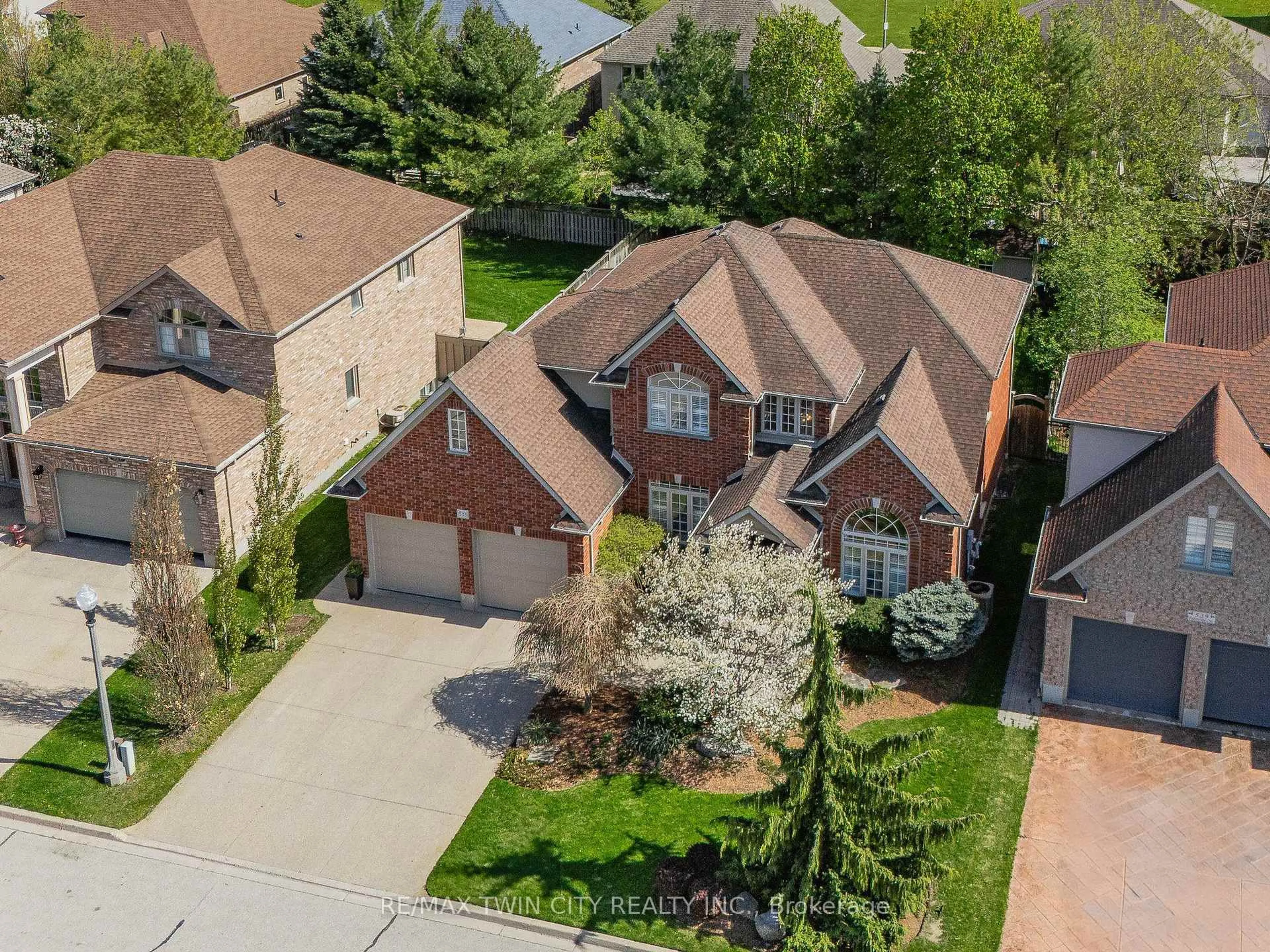 A pic from outside/outdoor area/front of a property/back of a property/a pic from drone, street for 533 Falconridge Cres, Kitchener Ontario N2K 4H9