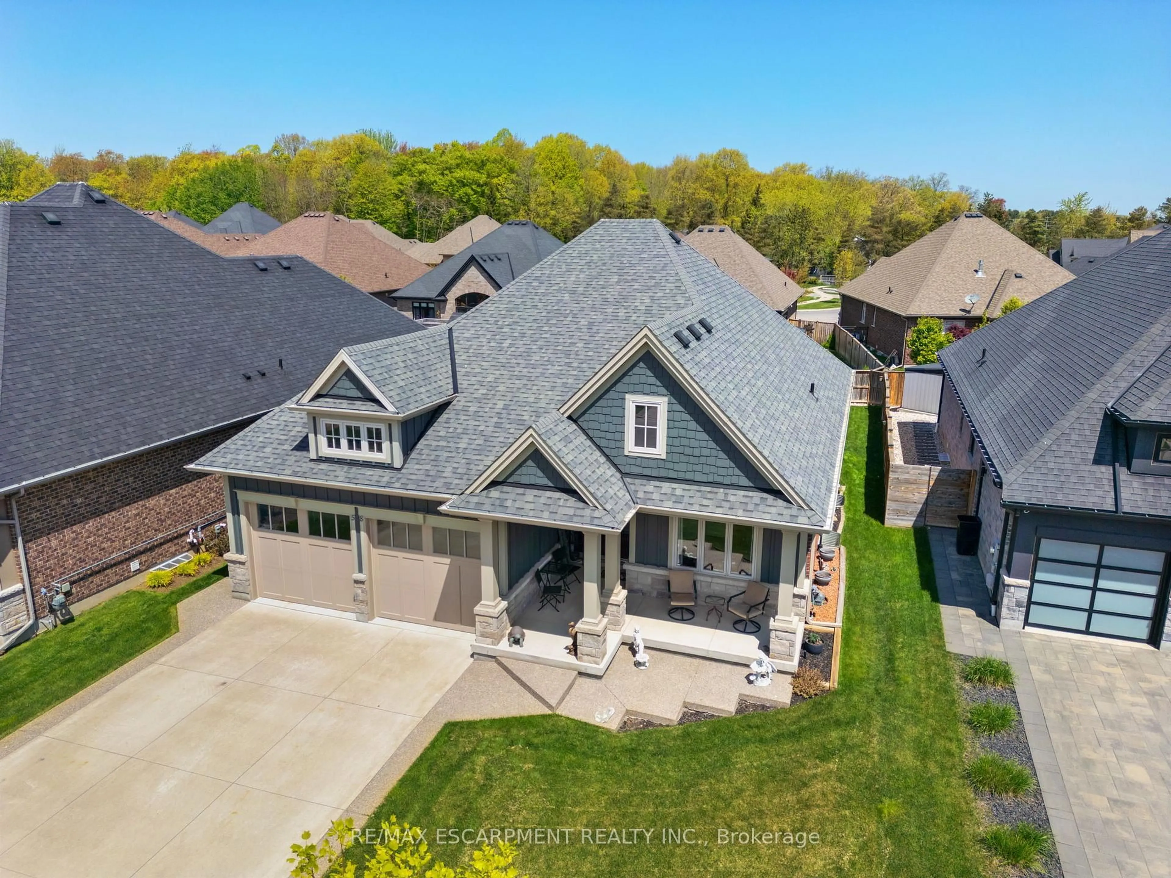 A pic from outside/outdoor area/front of a property/back of a property/a pic from drone, street for 58 Rosewood Cres, Pelham Ontario L0S 1E6