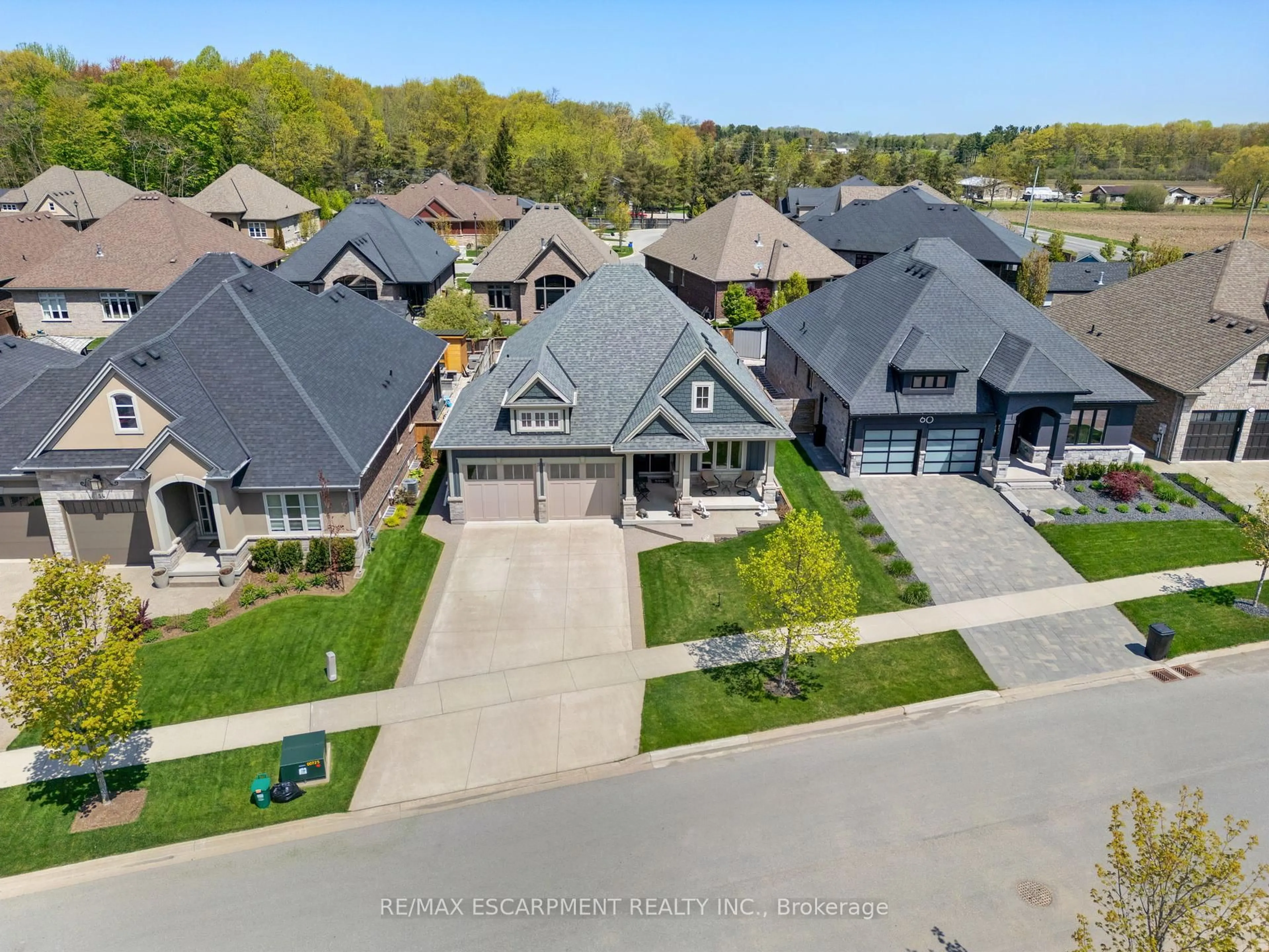 A pic from outside/outdoor area/front of a property/back of a property/a pic from drone, street for 58 Rosewood Cres, Pelham Ontario L0S 1E6