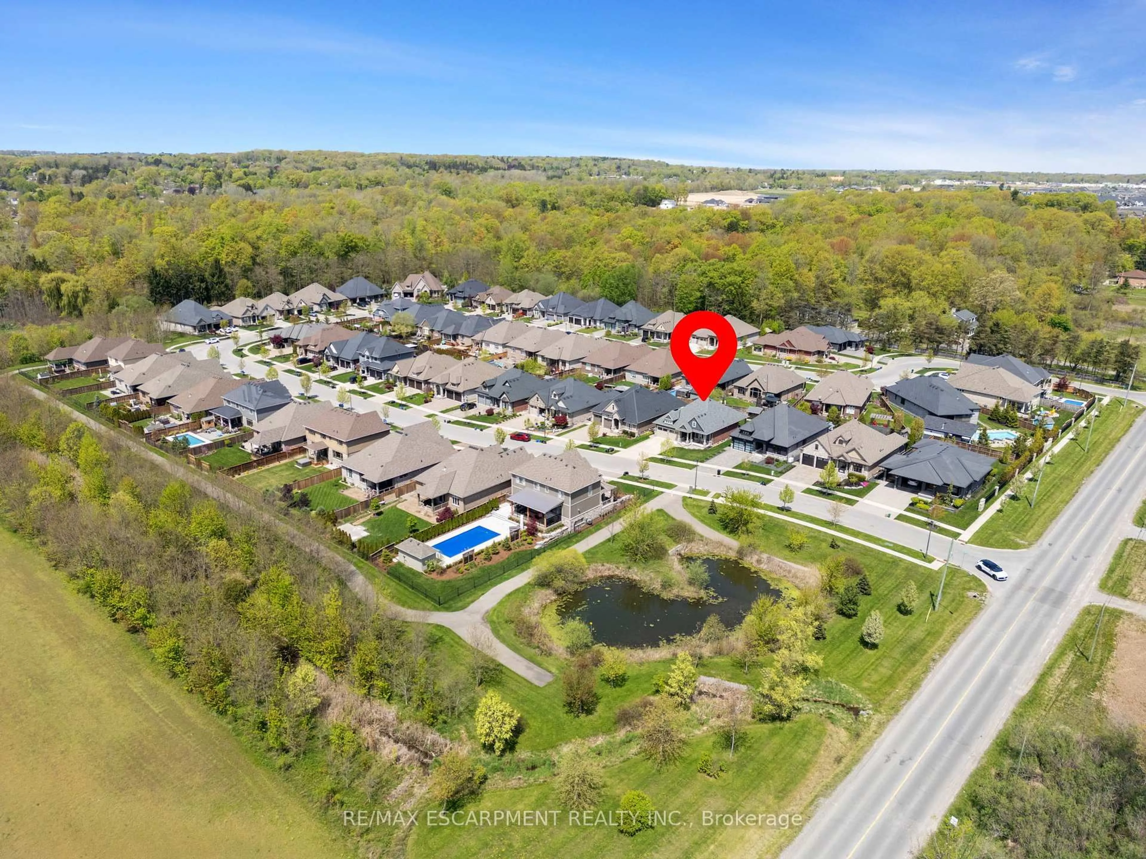 A pic from outside/outdoor area/front of a property/back of a property/a pic from drone, unknown for 58 Rosewood Cres, Pelham Ontario L0S 1E6