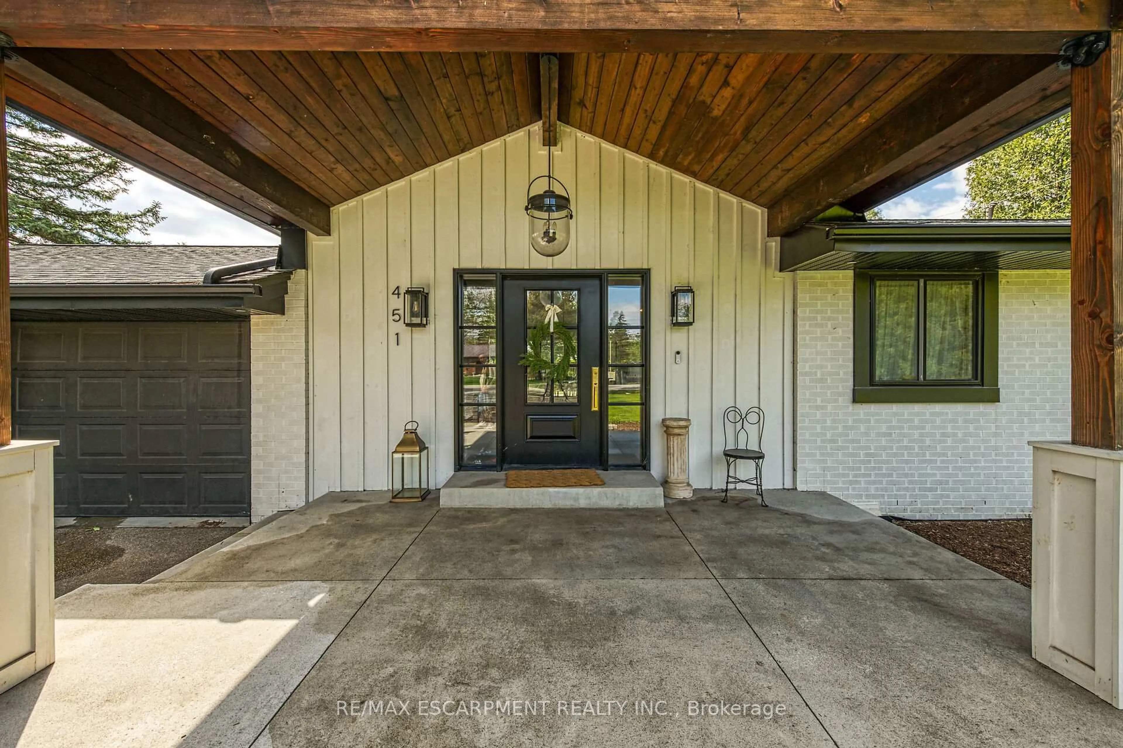 Indoor entryway for 451 Mines Rd, Haldimand Ontario N3W 1X6