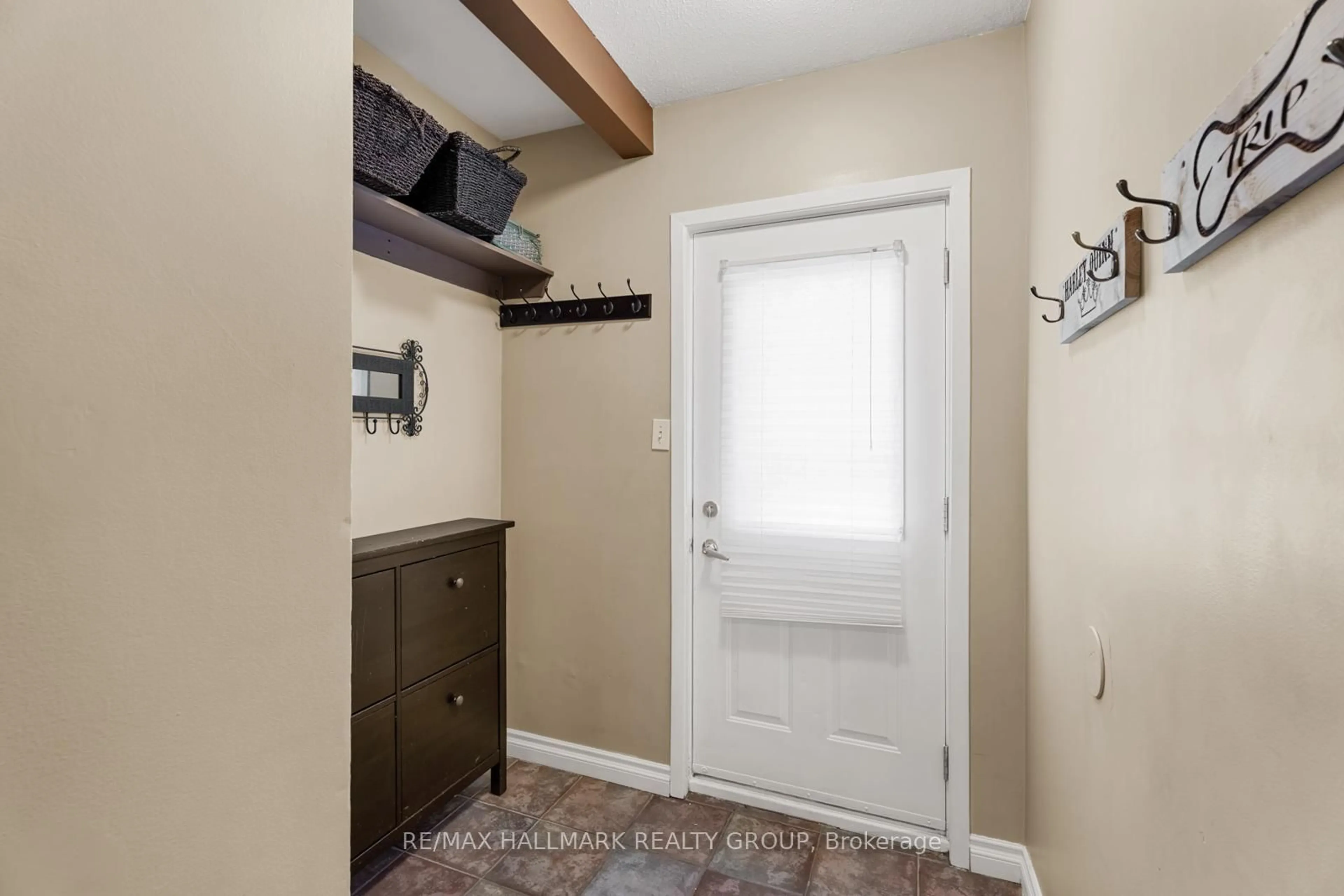 Indoor entryway for 164 Bentbrook Cres #1, Ottawa Ontario K2J 3Y3