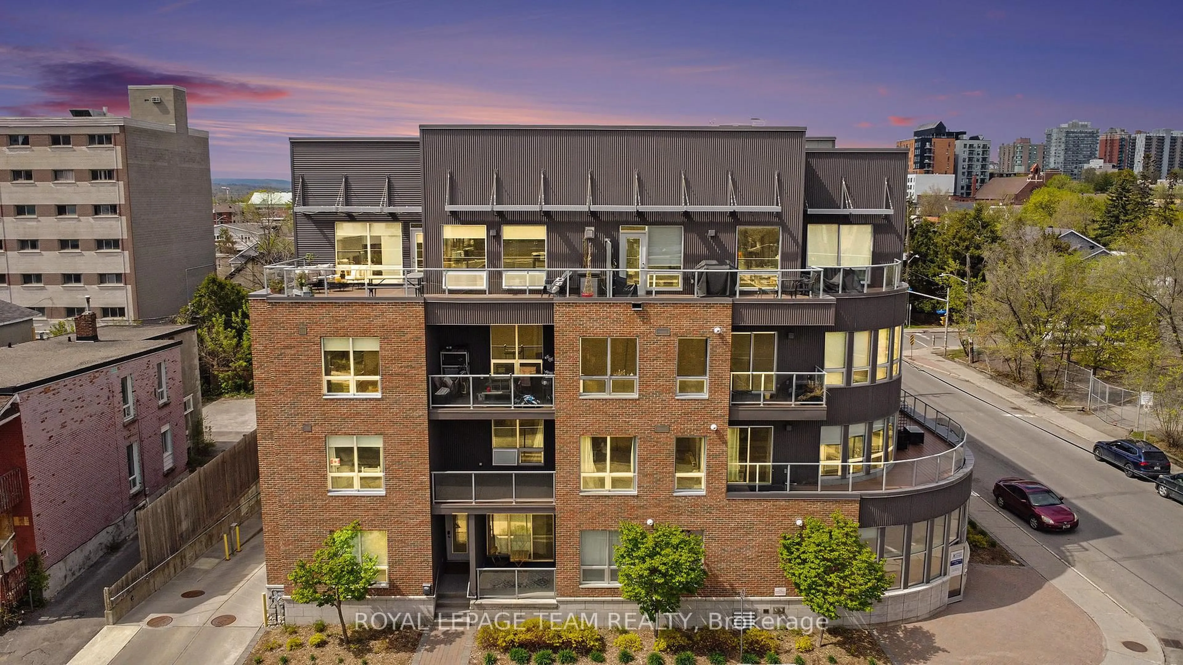 Home with brick exterior material, city buildings view from balcony for 390 Booth St #403, Ottawa Ontario K1R 7K6