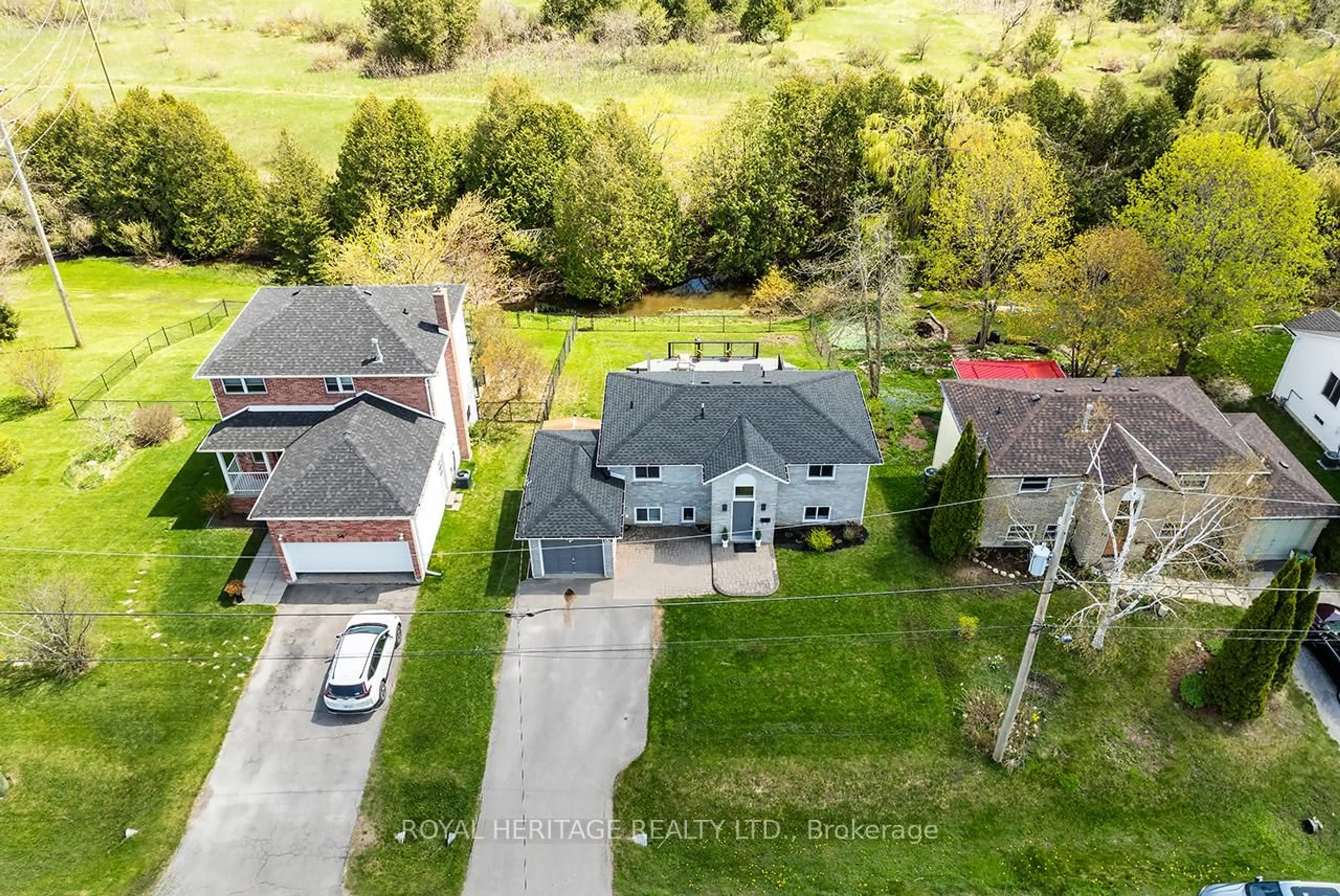 A pic from outside/outdoor area/front of a property/back of a property/a pic from drone, street for 54 Champlain Blvd, Kawartha Lakes Ontario K9V 4R1