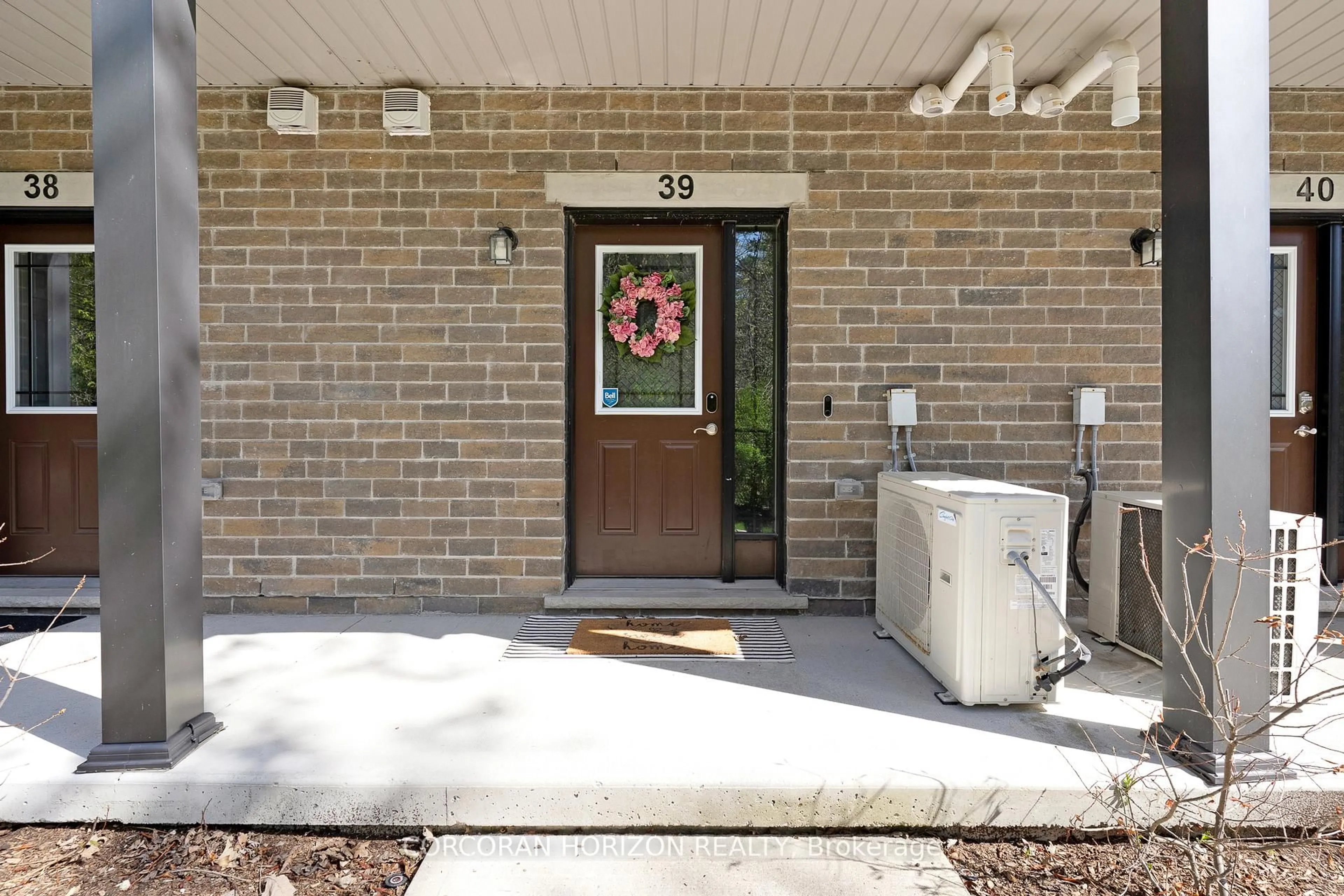 Indoor entryway for 107 Westra Dr #39, Guelph Ontario N1K 1Z7