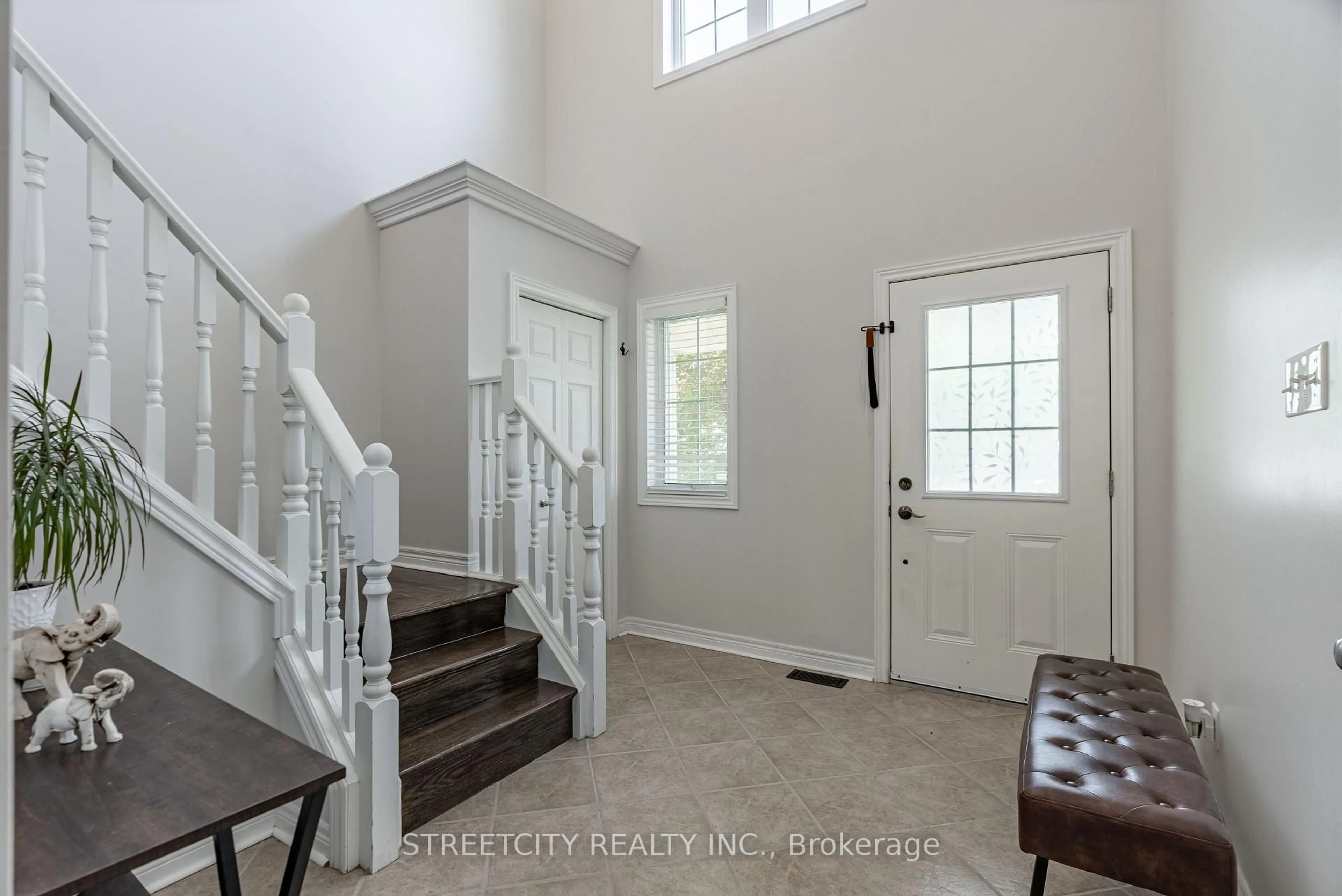 Indoor entryway for 42 GREENWAY Blvd, St. Thomas Ontario N5P 4P8
