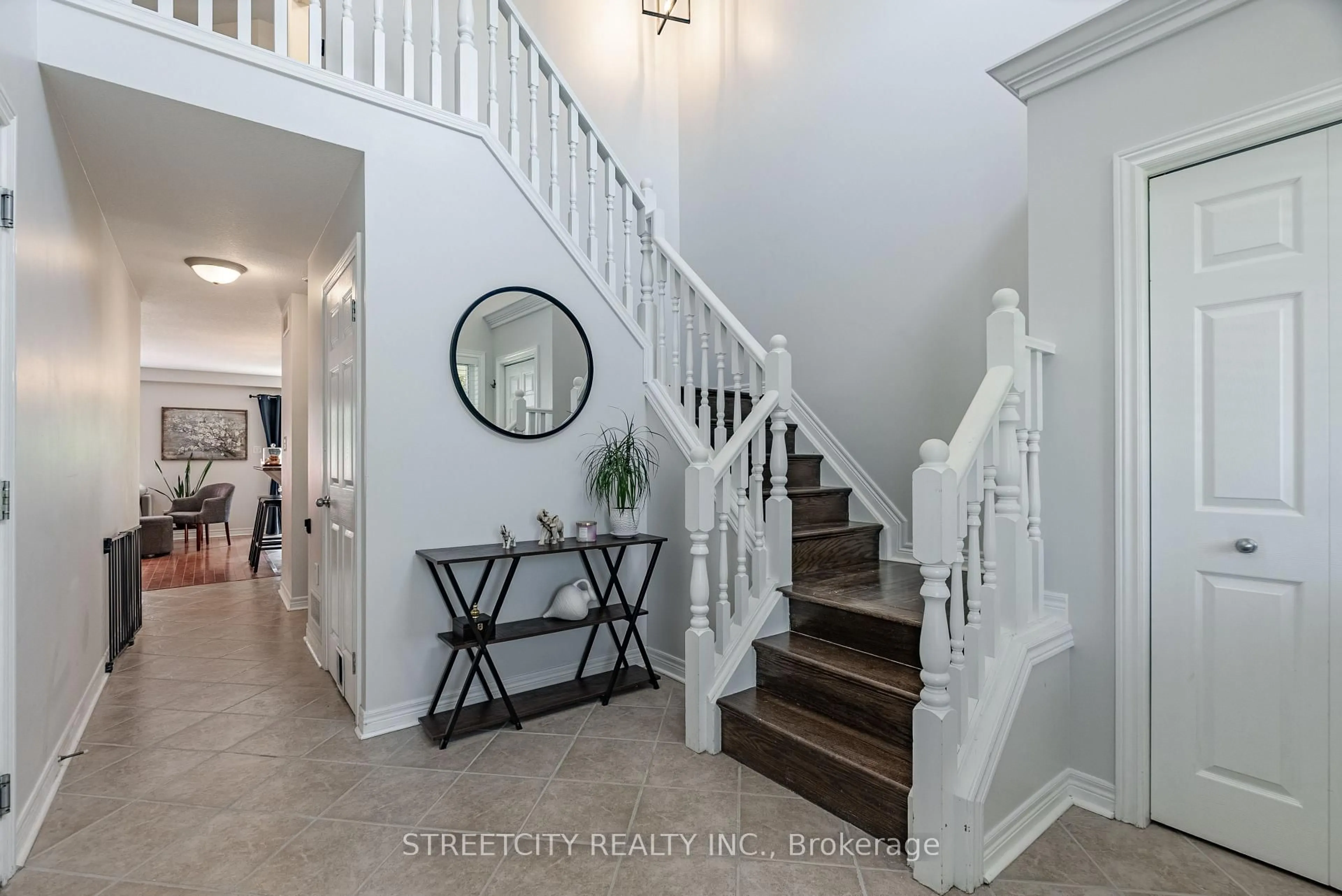 Indoor entryway for 42 GREENWAY Blvd, St. Thomas Ontario N5P 4P8