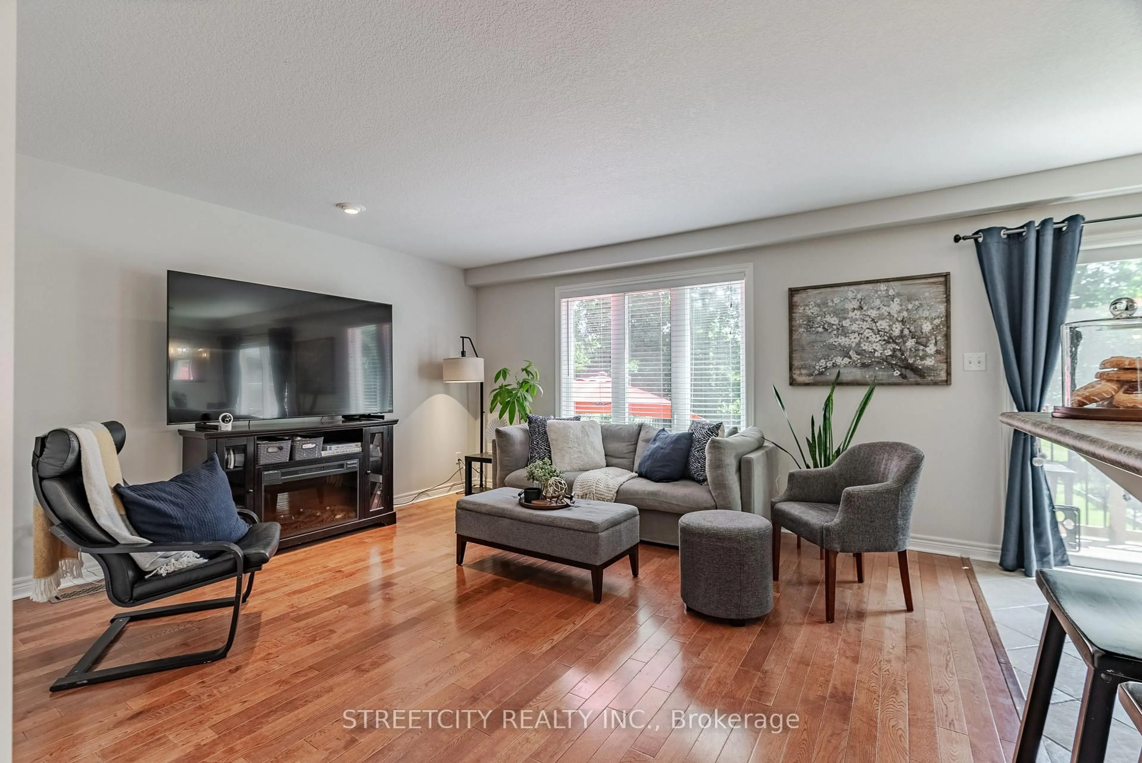 Living room with furniture, wood/laminate floor for 42 GREENWAY Blvd, St. Thomas Ontario N5P 4P8
