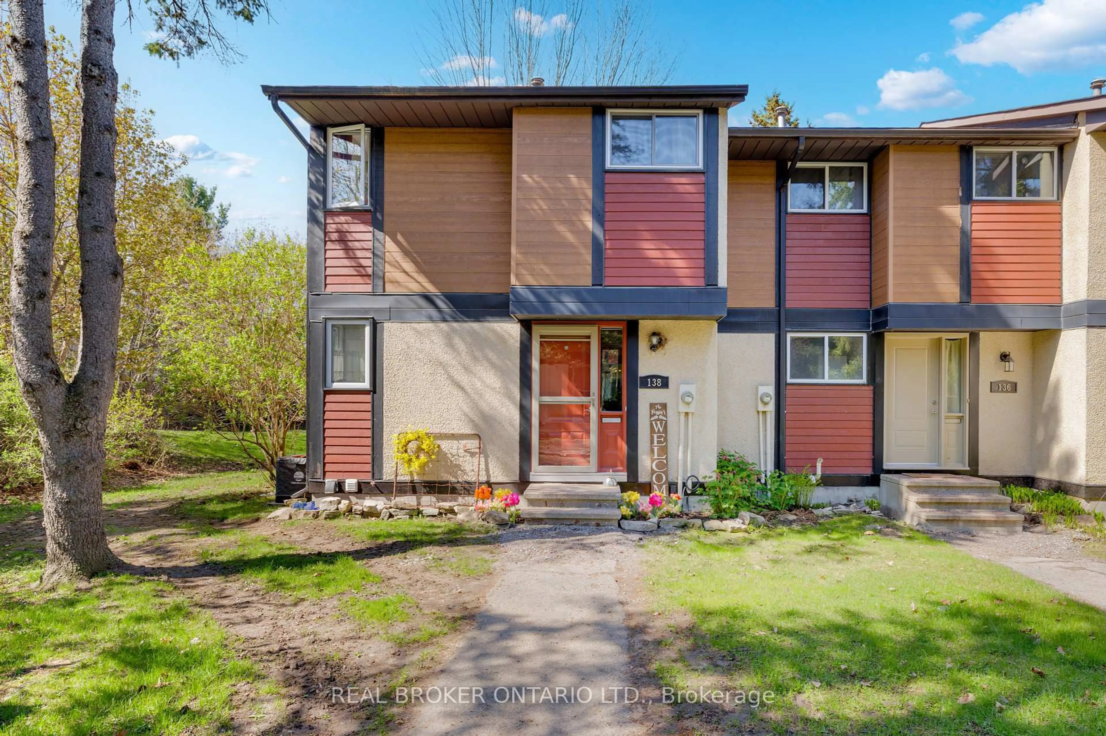 Home with vinyl exterior material, street for 138 Mcclintock Way, Ottawa Ontario K2L 2A4