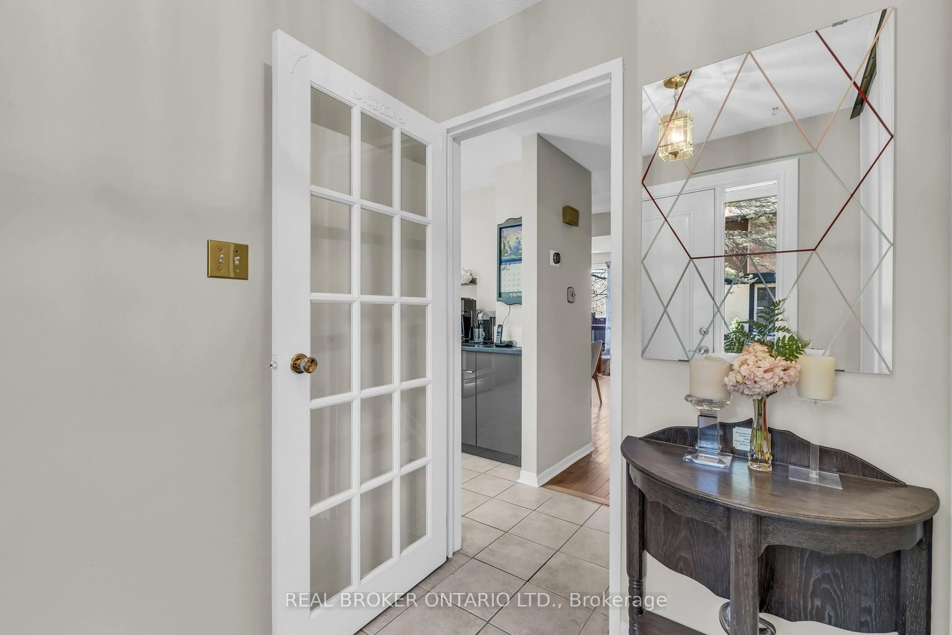Indoor entryway for 138 Mcclintock Way, Ottawa Ontario K2L 2A4