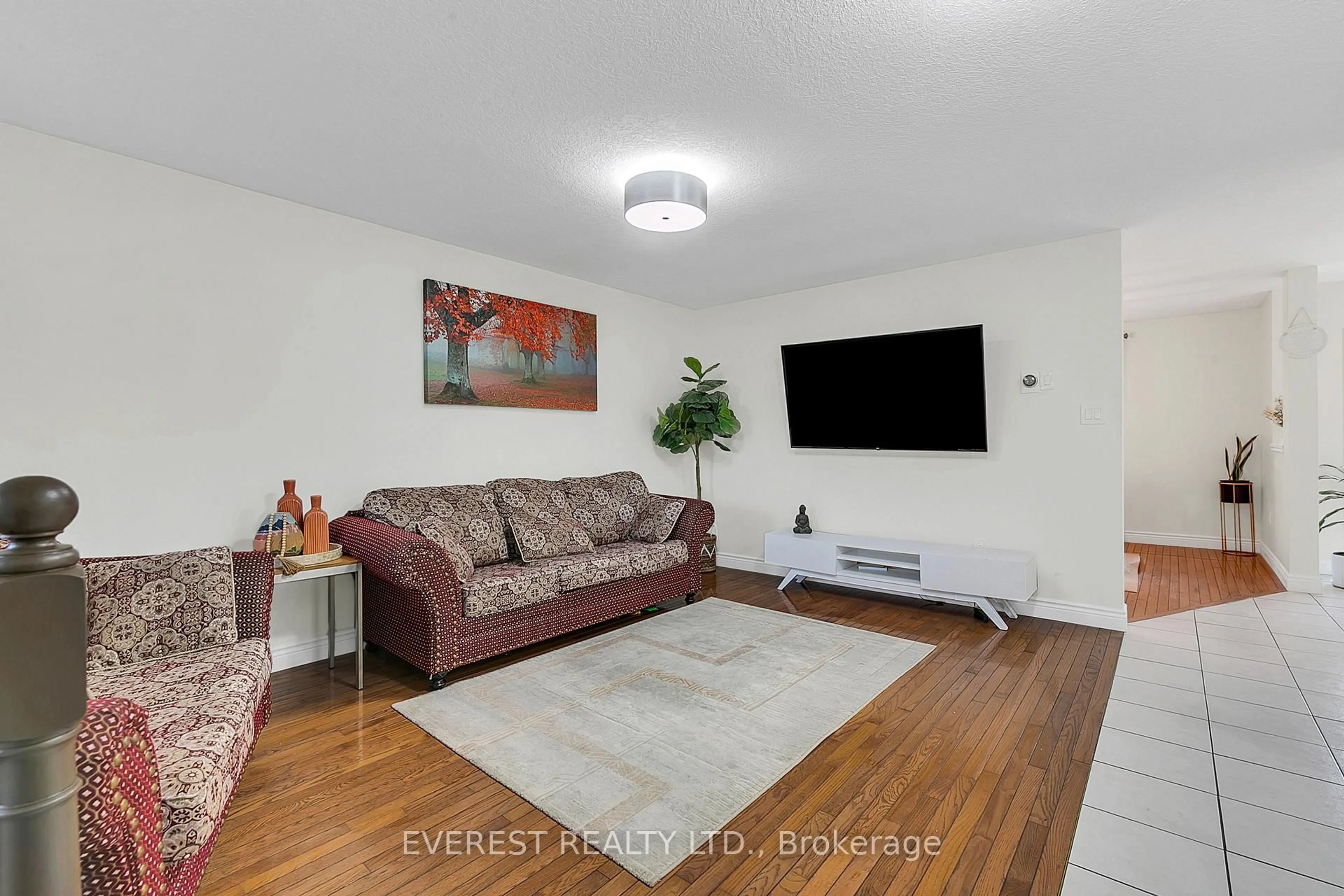 Living room with furniture, unknown for 154 deerpath Dr, Guelph Ontario N1K 1W9