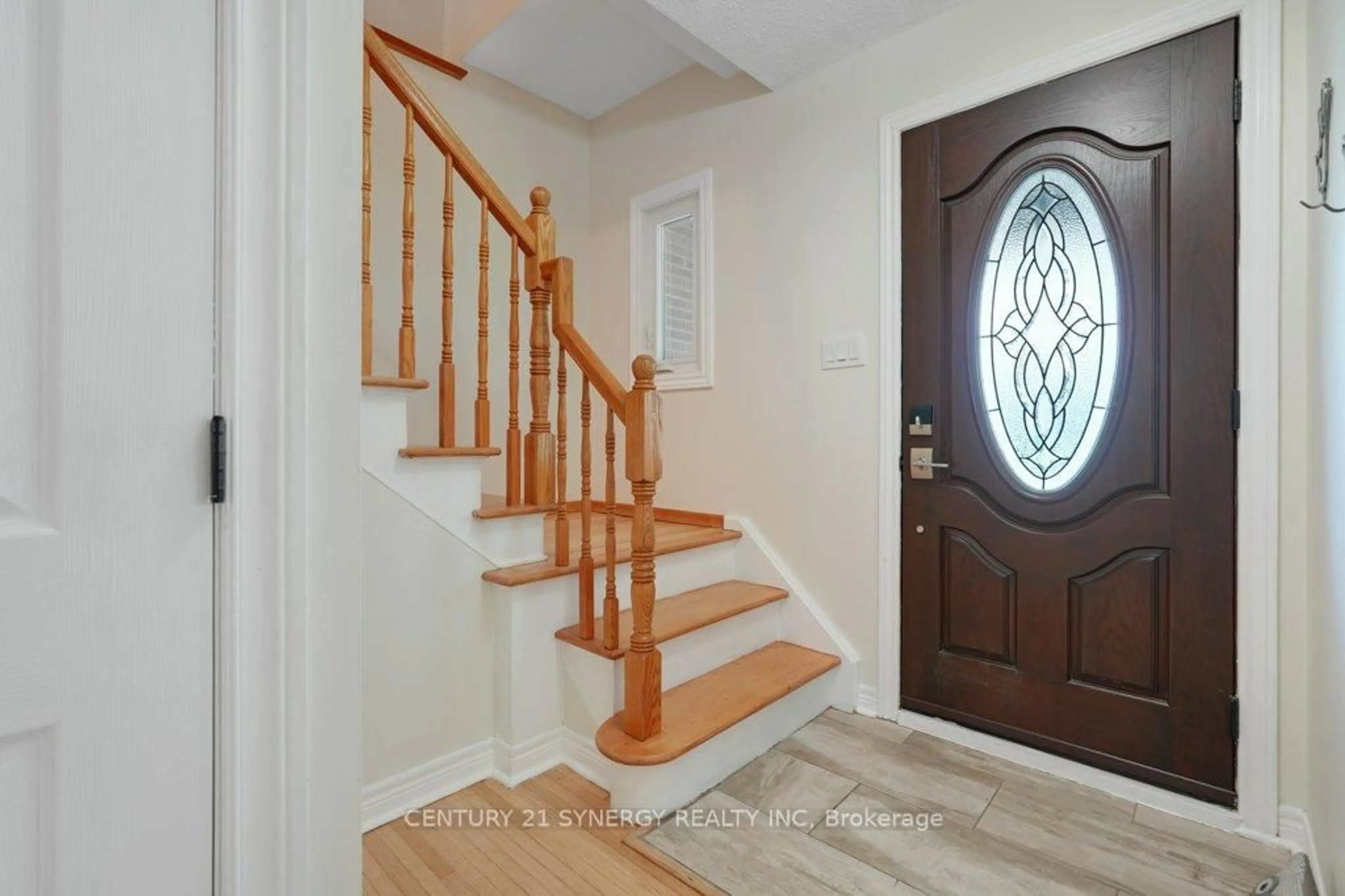 Indoor entryway for 2522 Needham Cres, Ottawa Ontario K1V 6K2